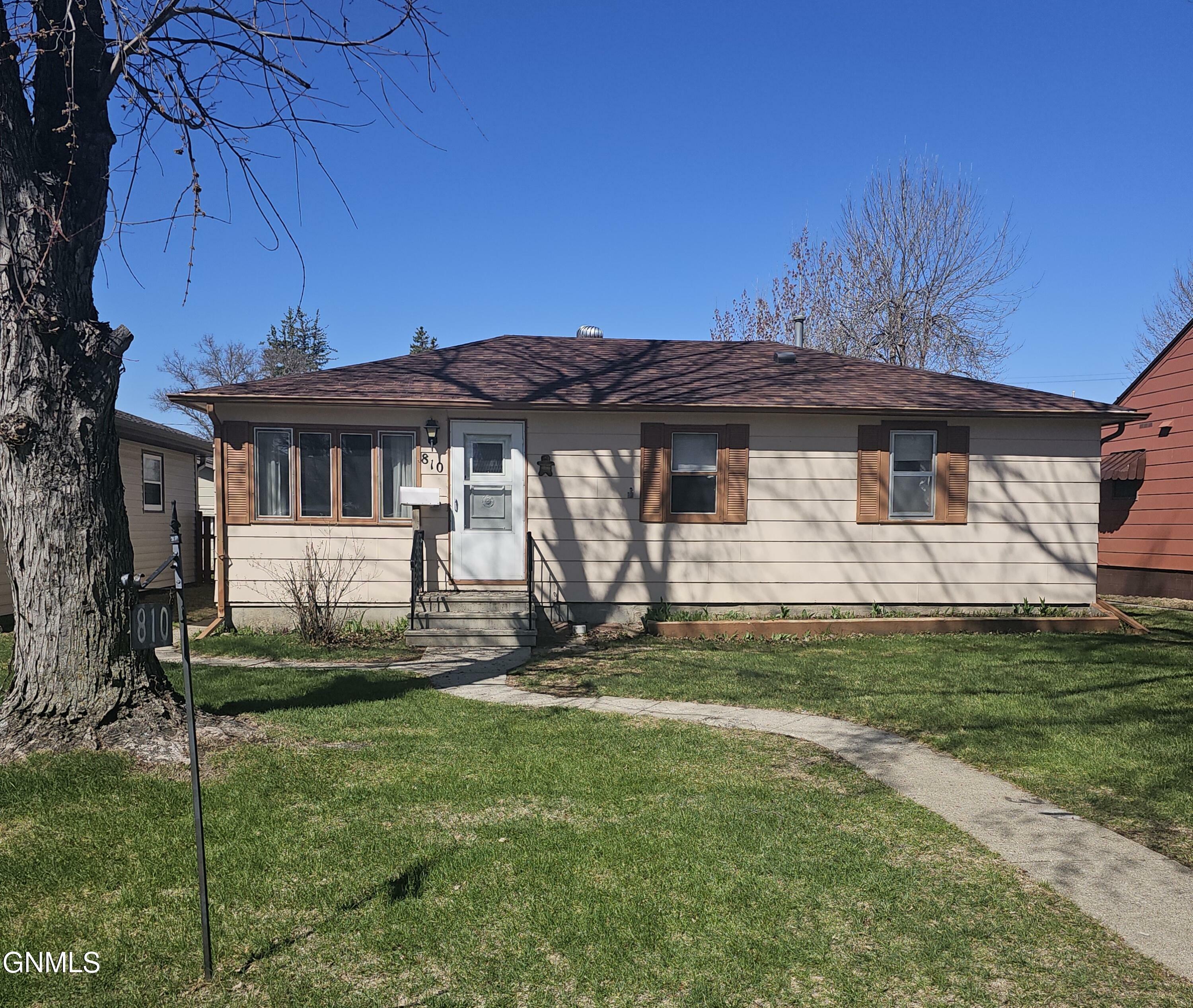810 10th Avenue SE  Jamestown ND 58401 photo