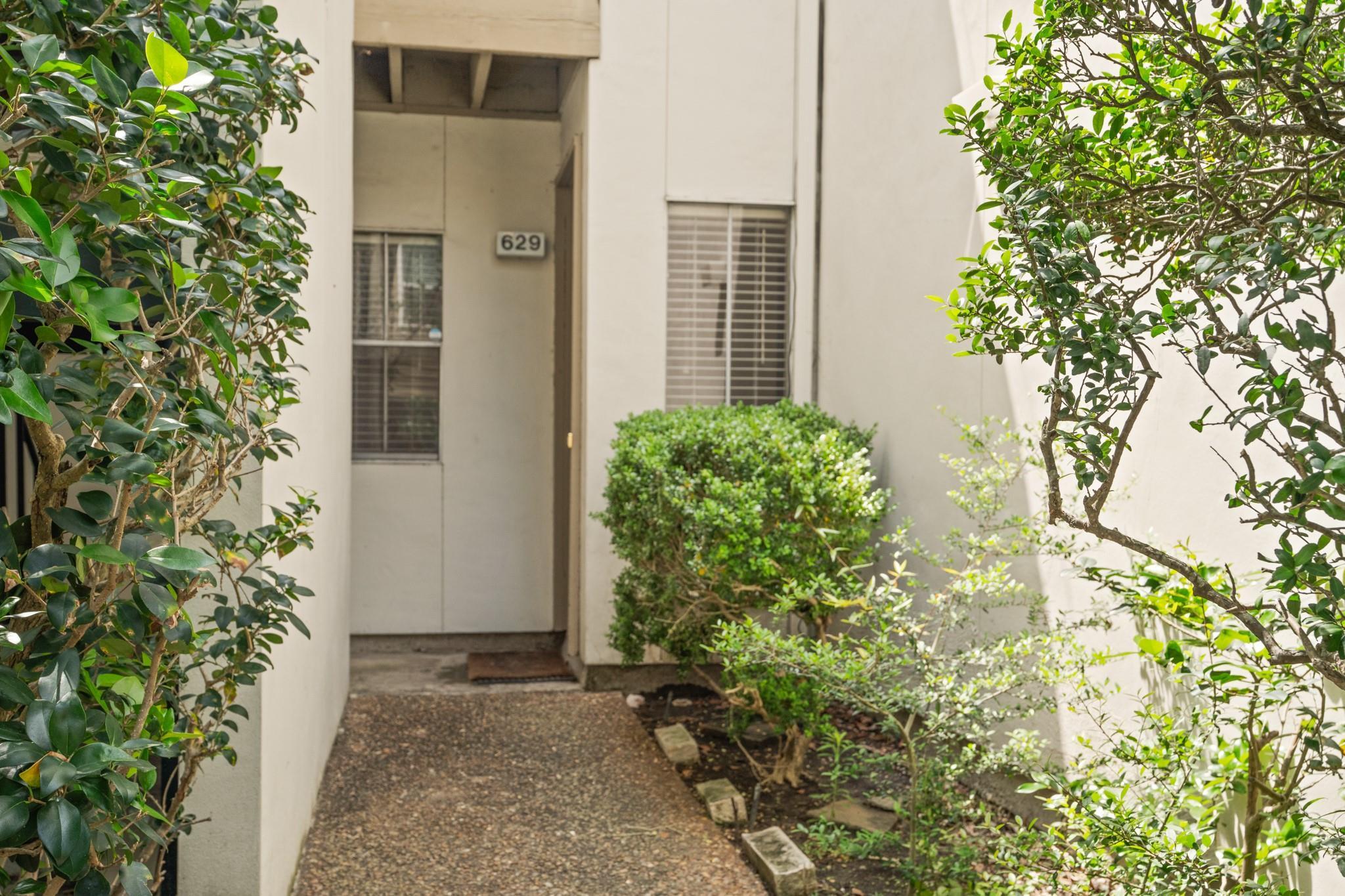 Property Photo: 2100 Tanglewilde Street 629 TX 77063