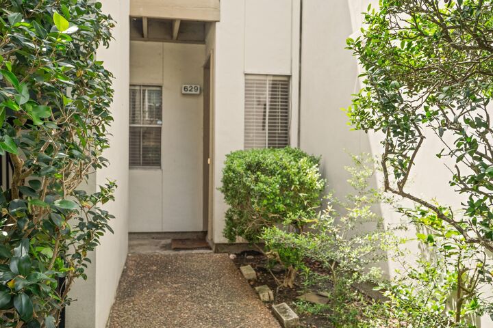 Property Photo: 2100 Tanglewilde Street 629 TX 77063