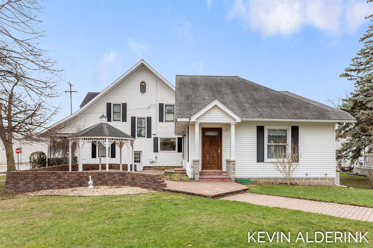 Property Photo: 201 N Woodworth Street MI 48817-1354