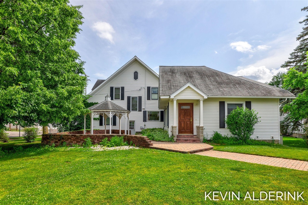 Property Photo: 201 N Woodworth Street MI 48817-1354