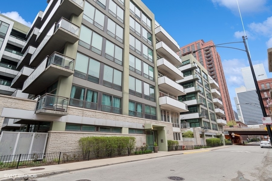 Property Photo: 660 W Wayman Street 701 IL 60661