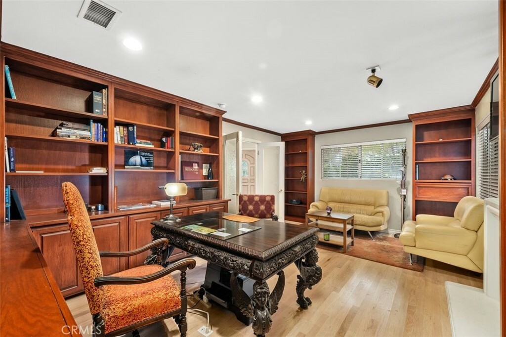 Property Photo: 4406 Moorpark Way CA 91602