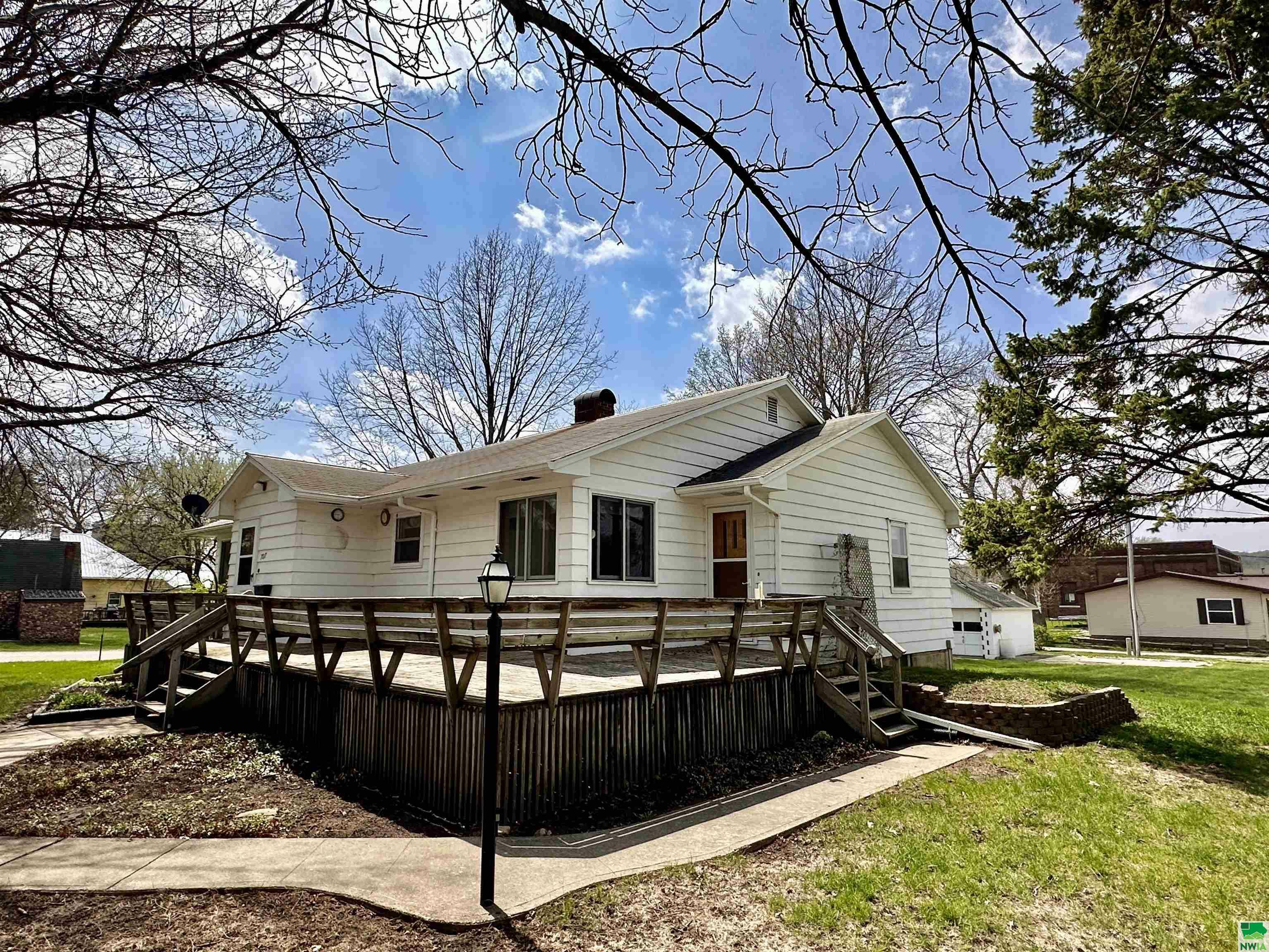 Property Photo:  707 Driftwood Street  IA 51016 