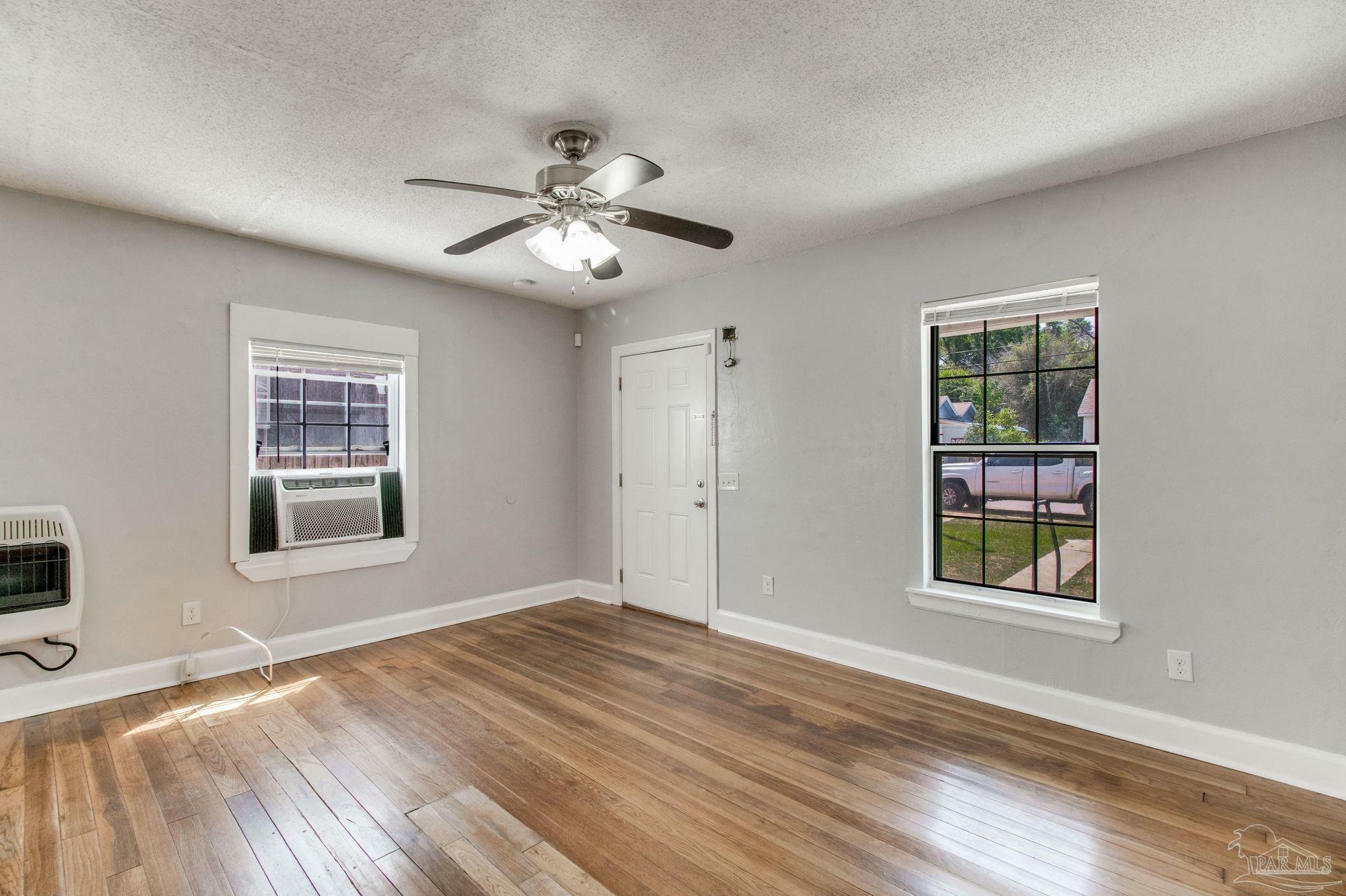 Property Photo: 22 Gloucester Ave FL 32505
