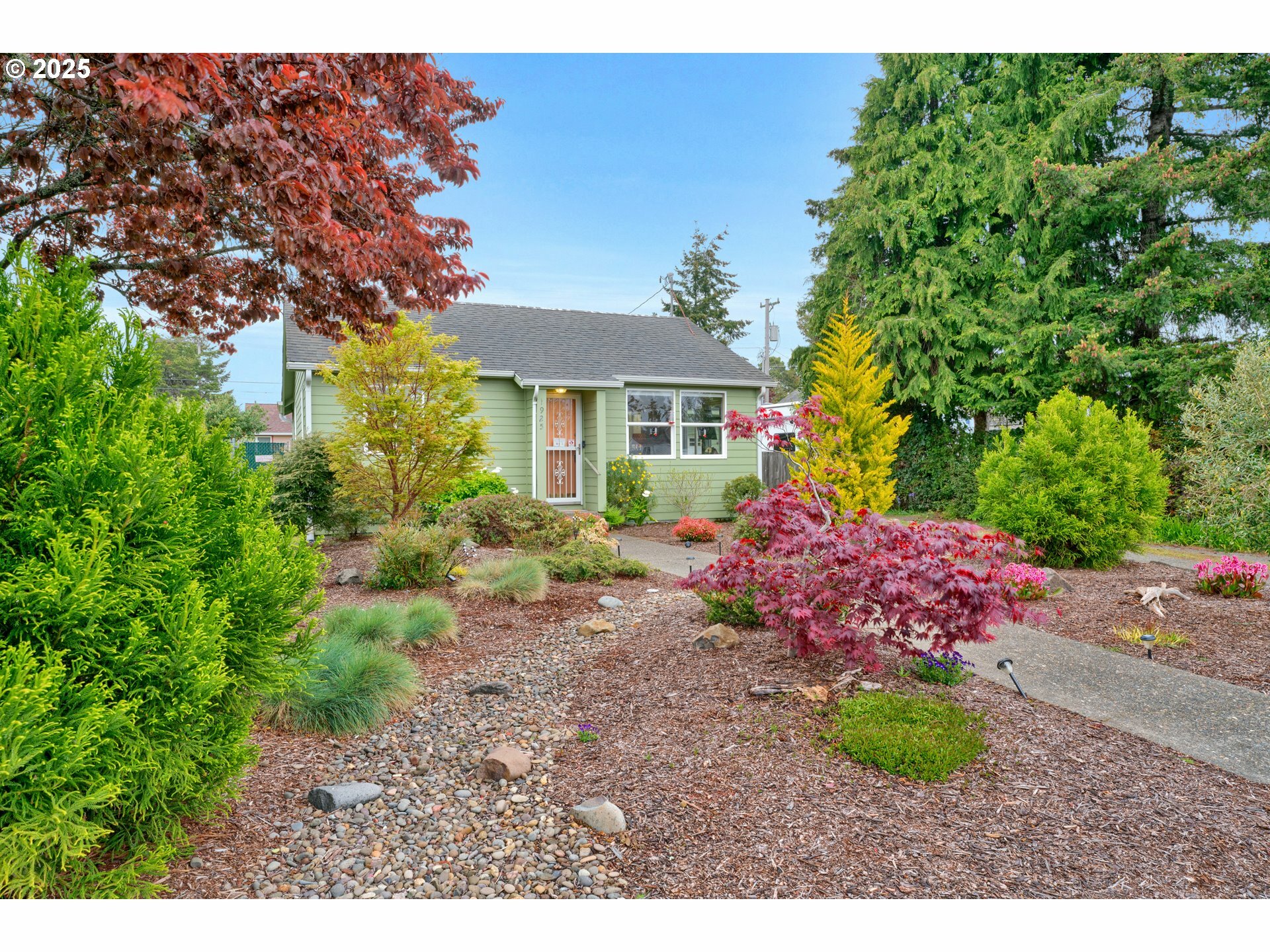 Property Photo: 1925 17th St OR 97439
