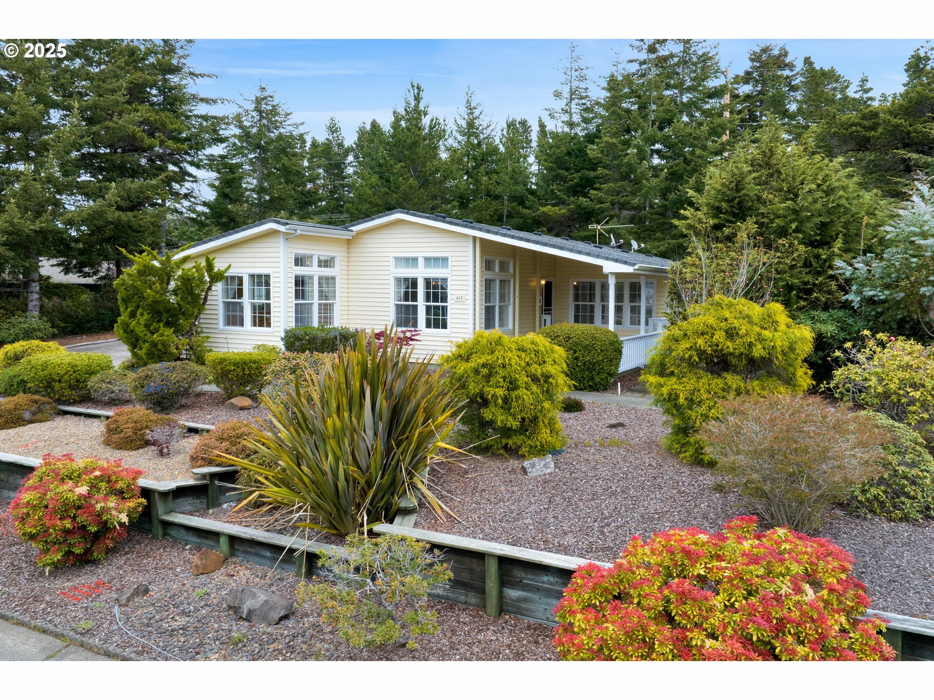 Property Photo: 415 Sherwood Loop OR 97439