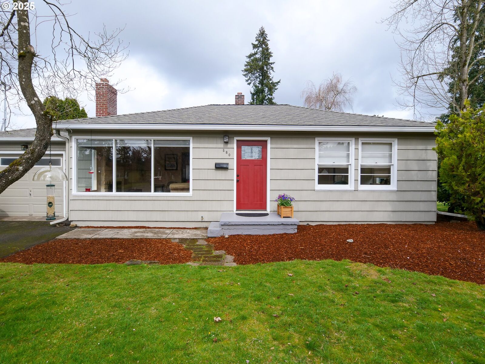 Property Photo:  580 E Berkeley St  OR 97027 