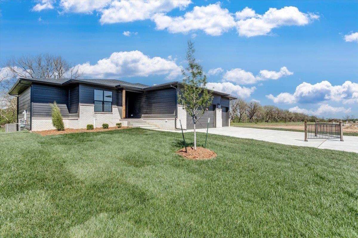 Property Photo: 3315 S Linden Ct KS 67210