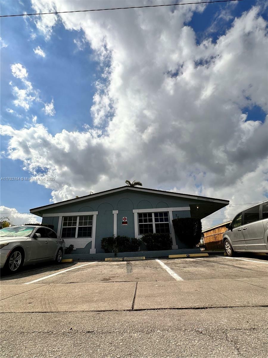 Property Photo: 725 NW 4th Ave FL 33311