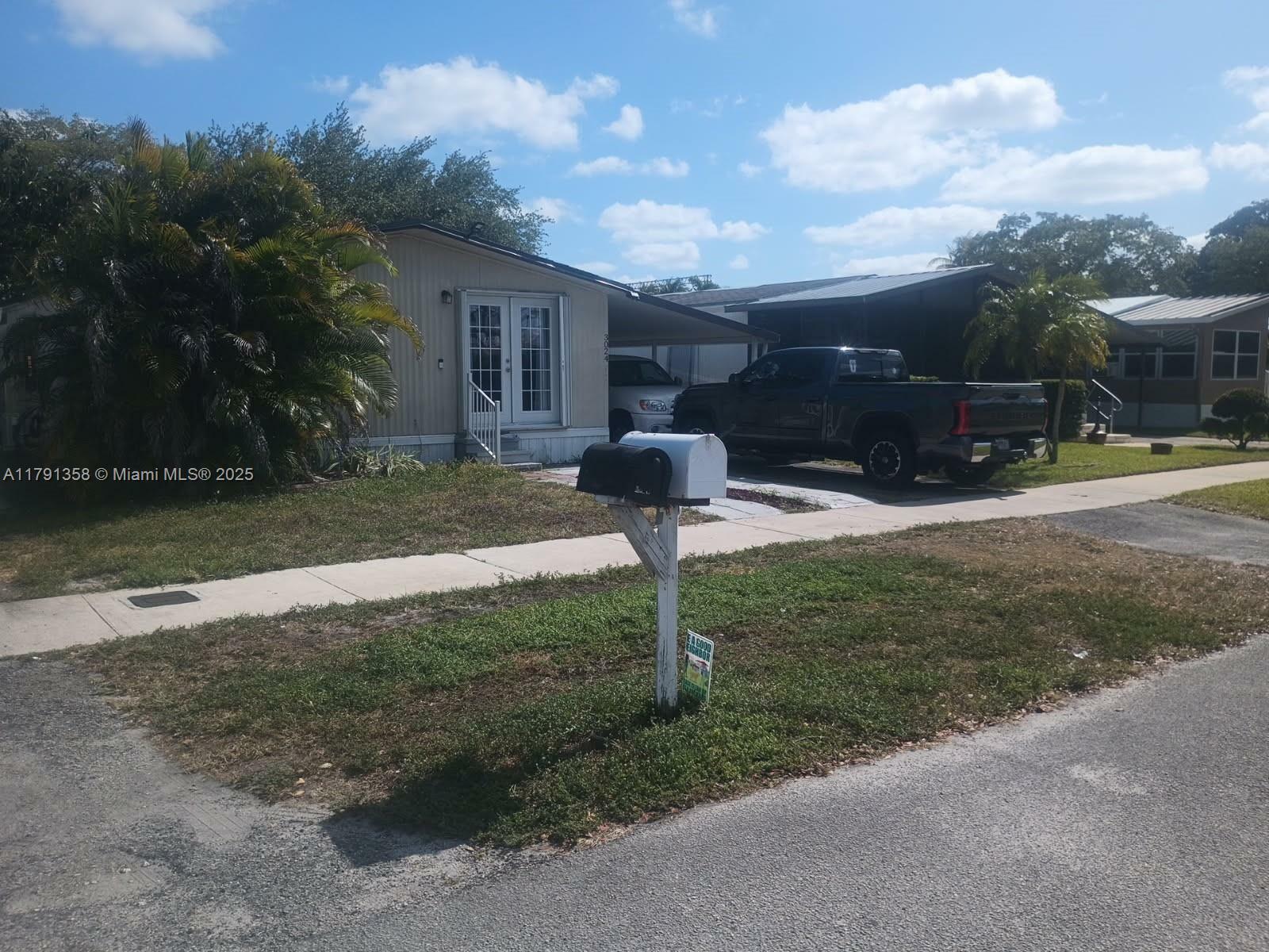 Property Photo: 3024 SW 51st St FL 33312