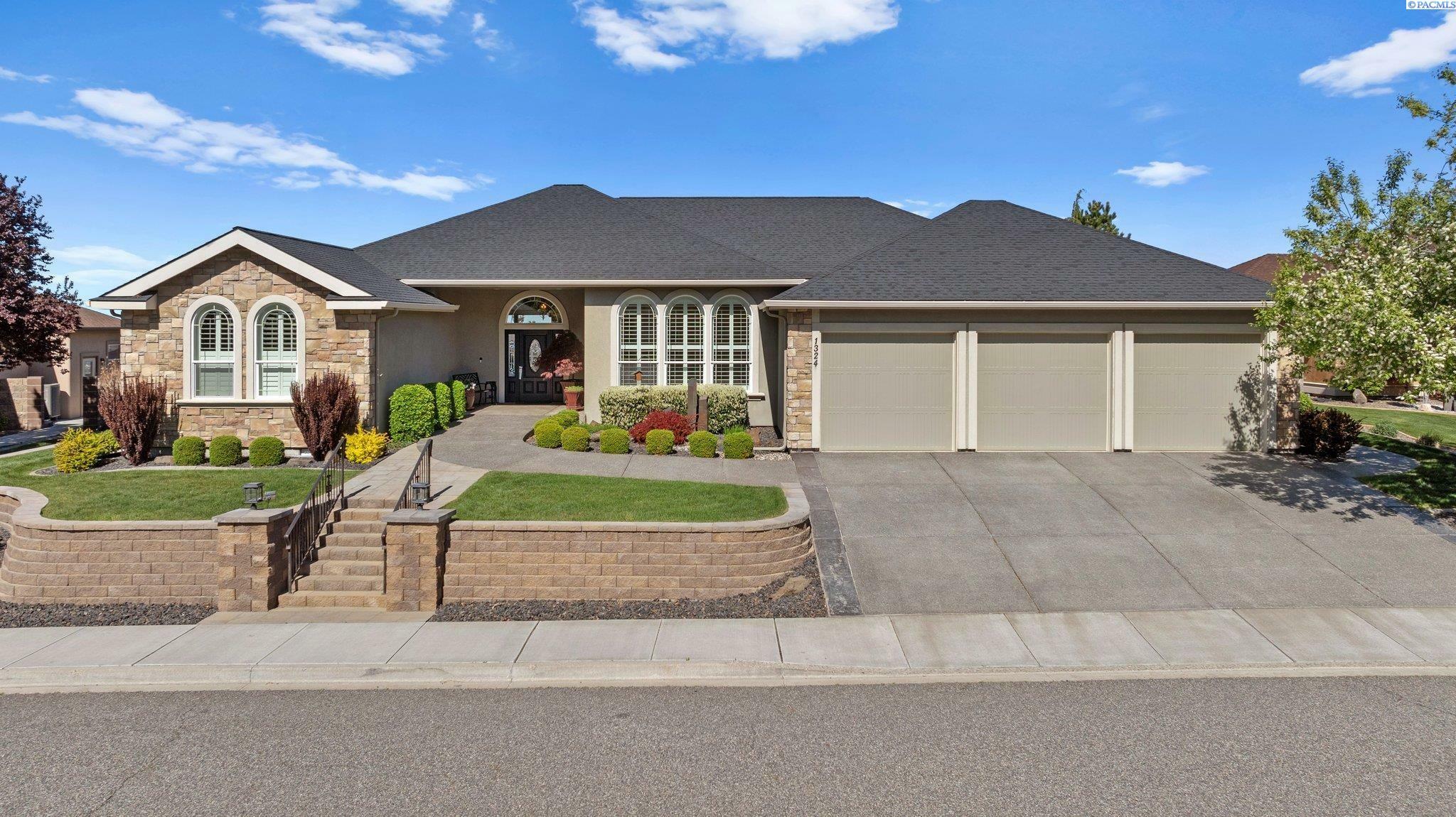 Property Photo: 1324 Alla Vista St WA 99352