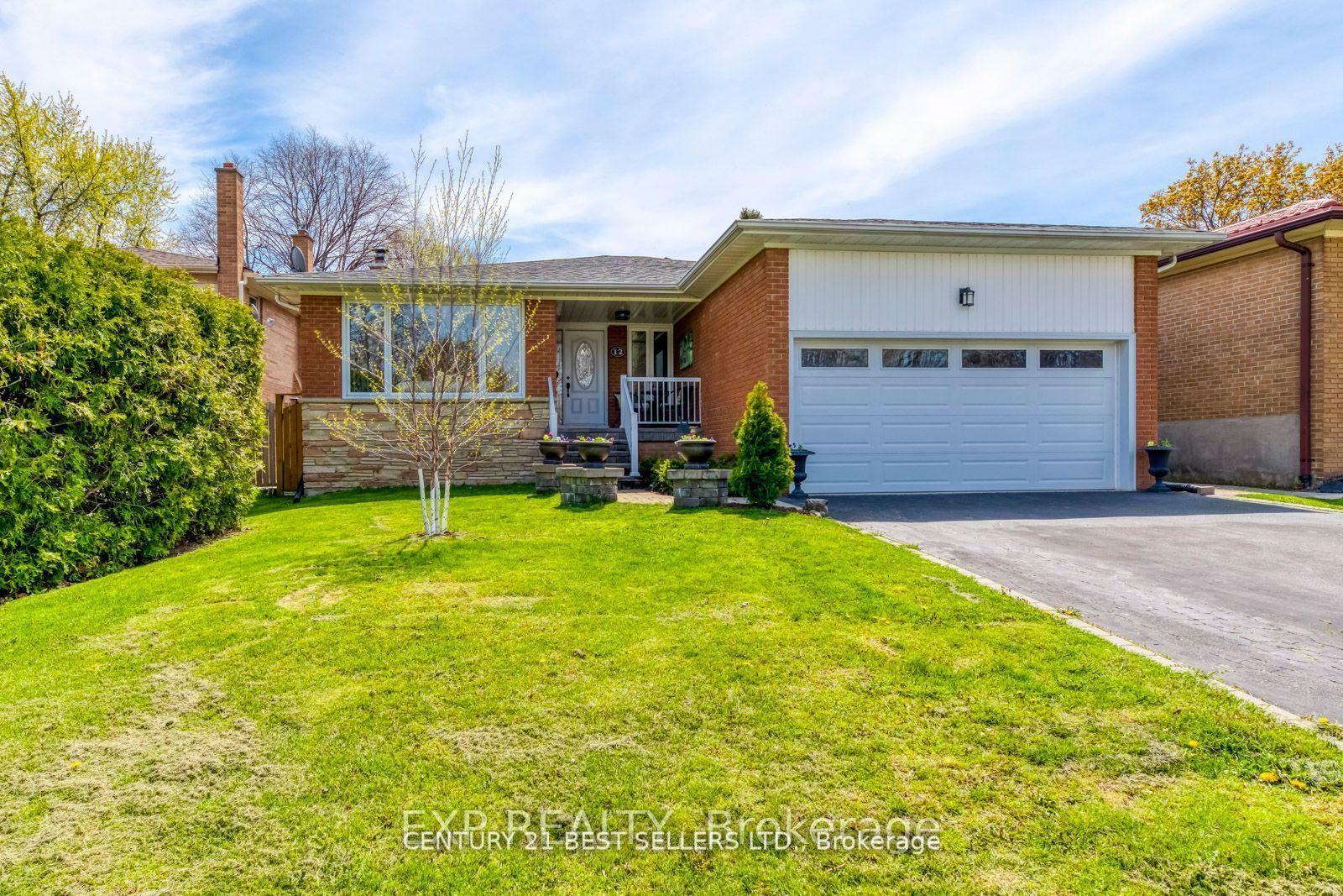 Property Photo: 12 Bowshelm Court ON L5N 1K1