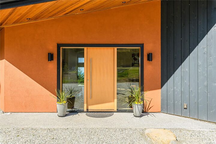 Property Photo:  153 Southern Way  BC V8K 2Y1 