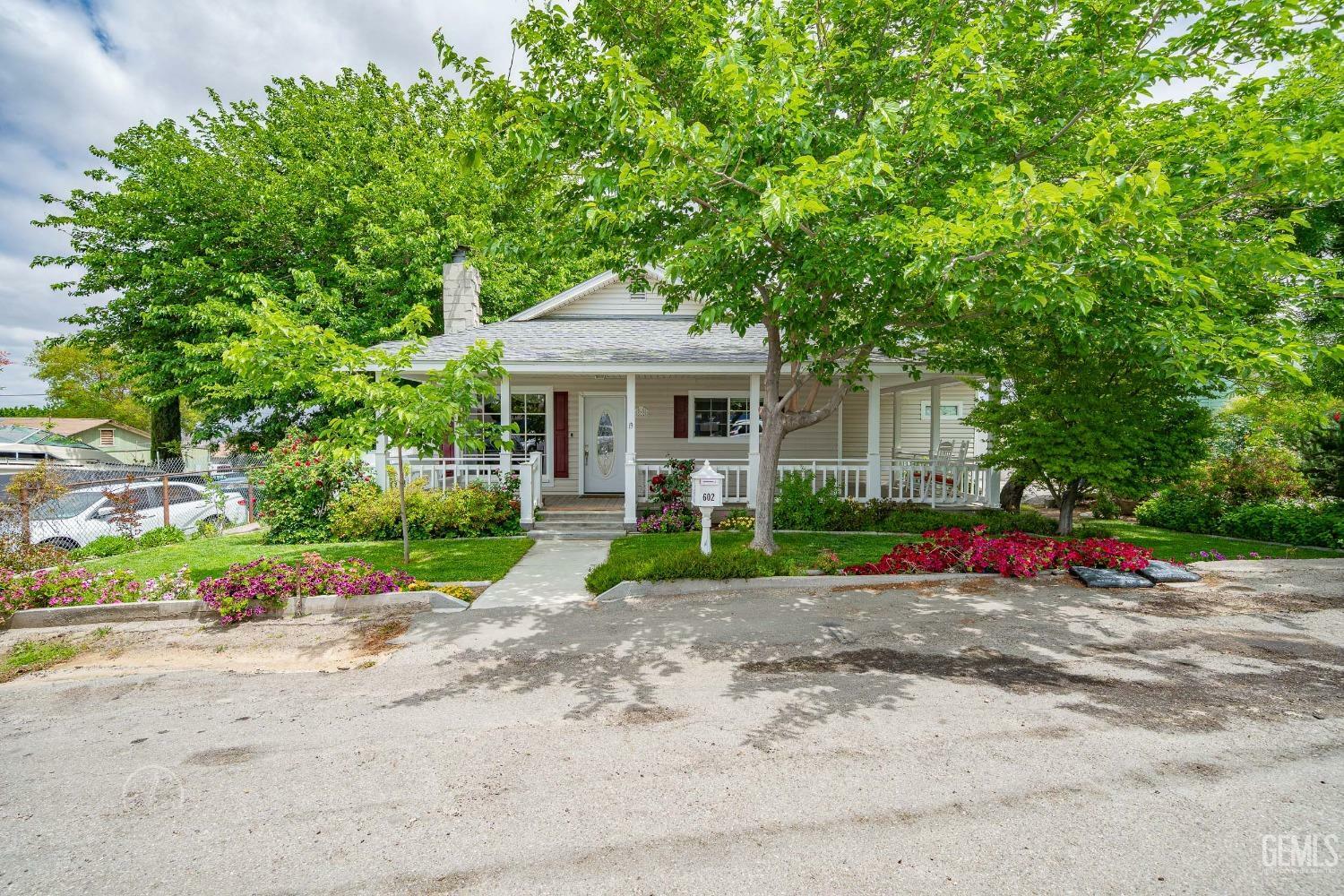 Property Photo:  602 Rose Avenue  CA 93268 