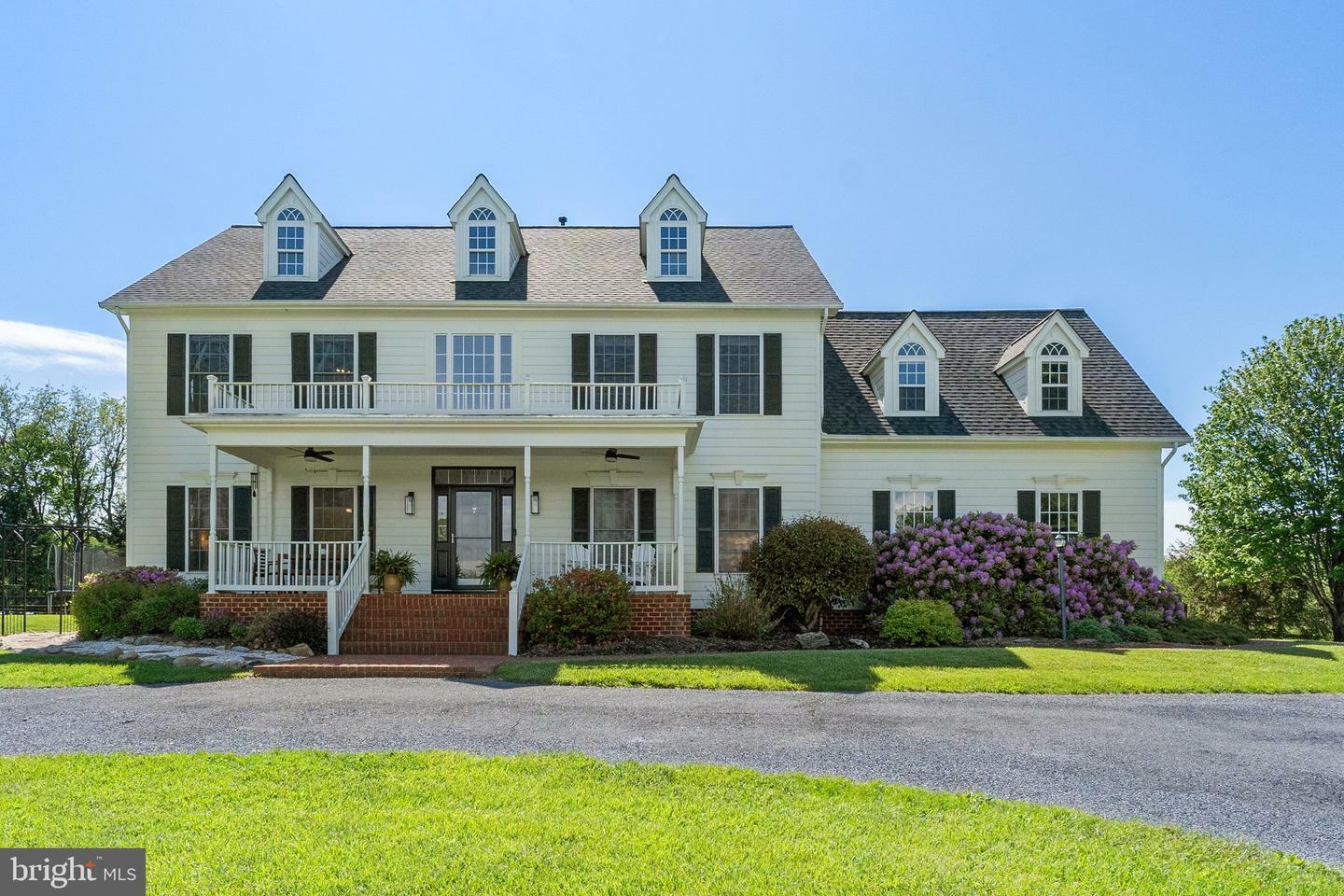 Property Photo: 37000 Cardigan Place VA 20132