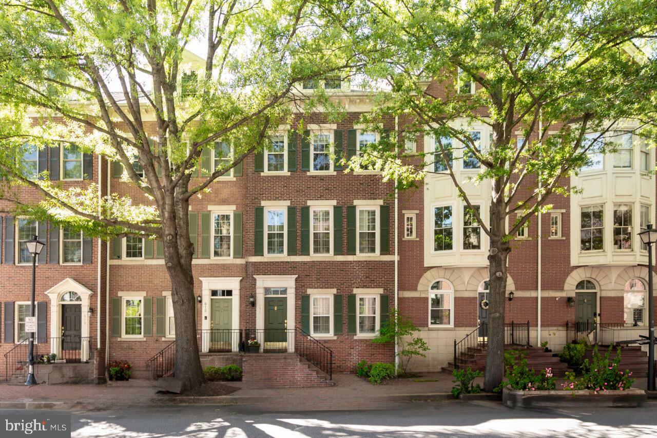 Property Photo: 614 N Pitt Street N VA 22314