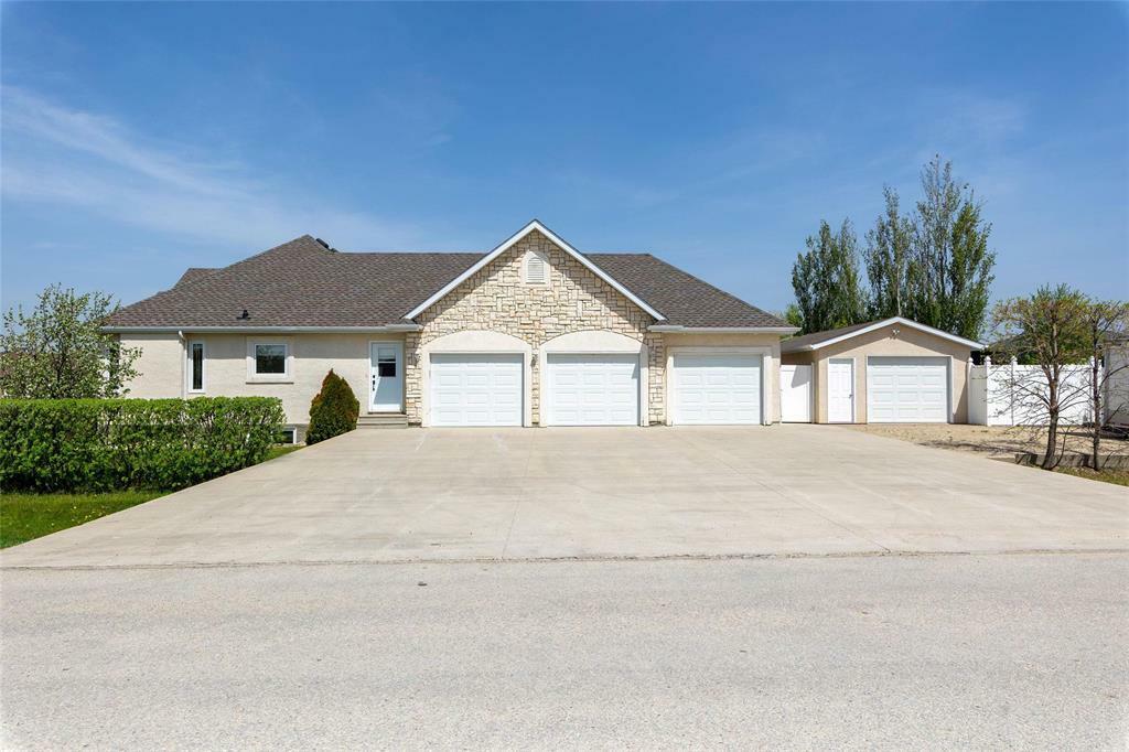 61 Carleton Drive  Steinbach MB R5G 0C6 photo