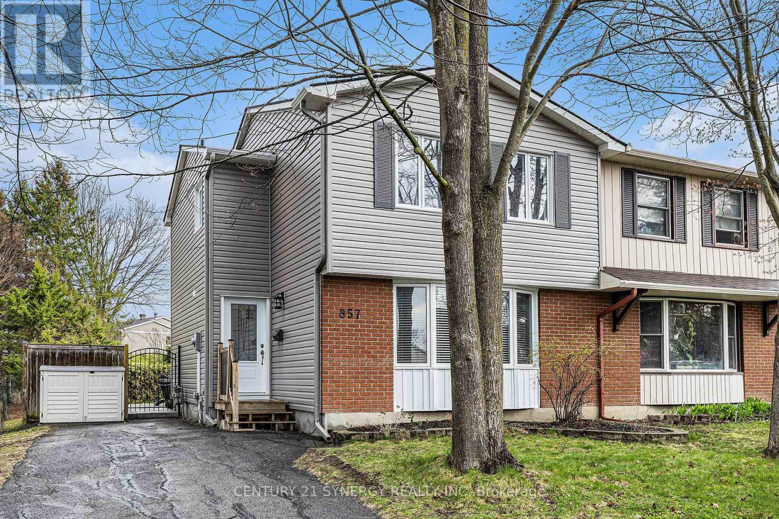 Property Photo: 857 Lawnsberry Drive ON K1E 1X8
