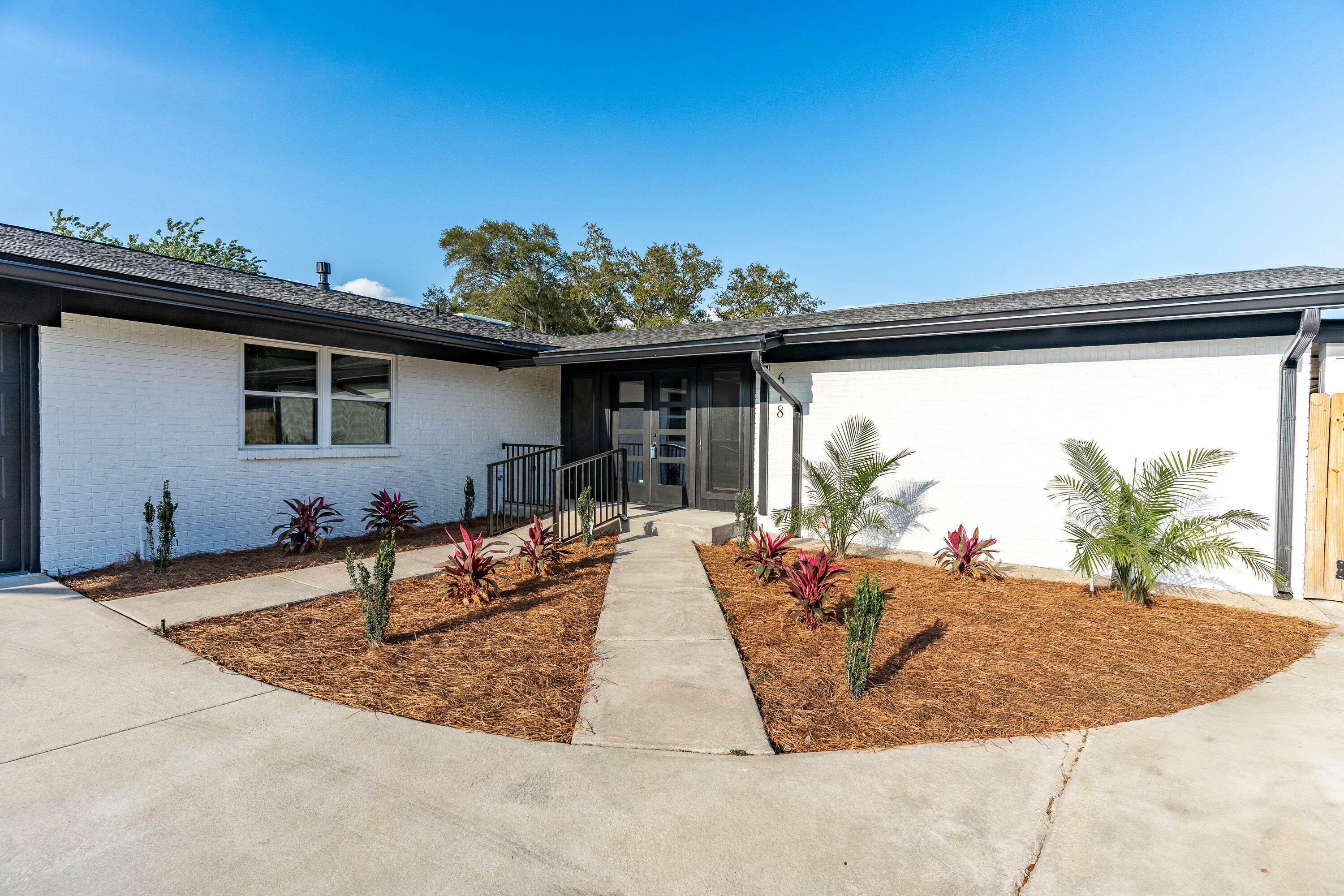Property Photo: 618 NE Country Club Avenue FL 32547