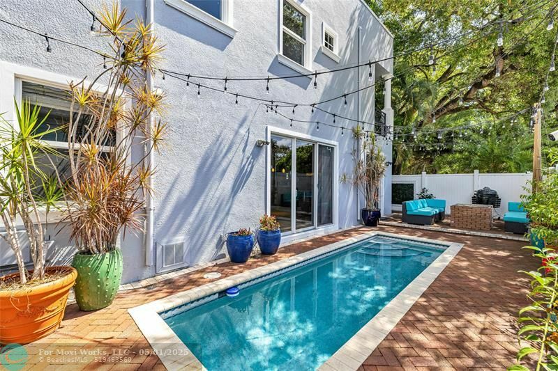 Property Photo: 488 SW 5th Ave 488 FL 33315
