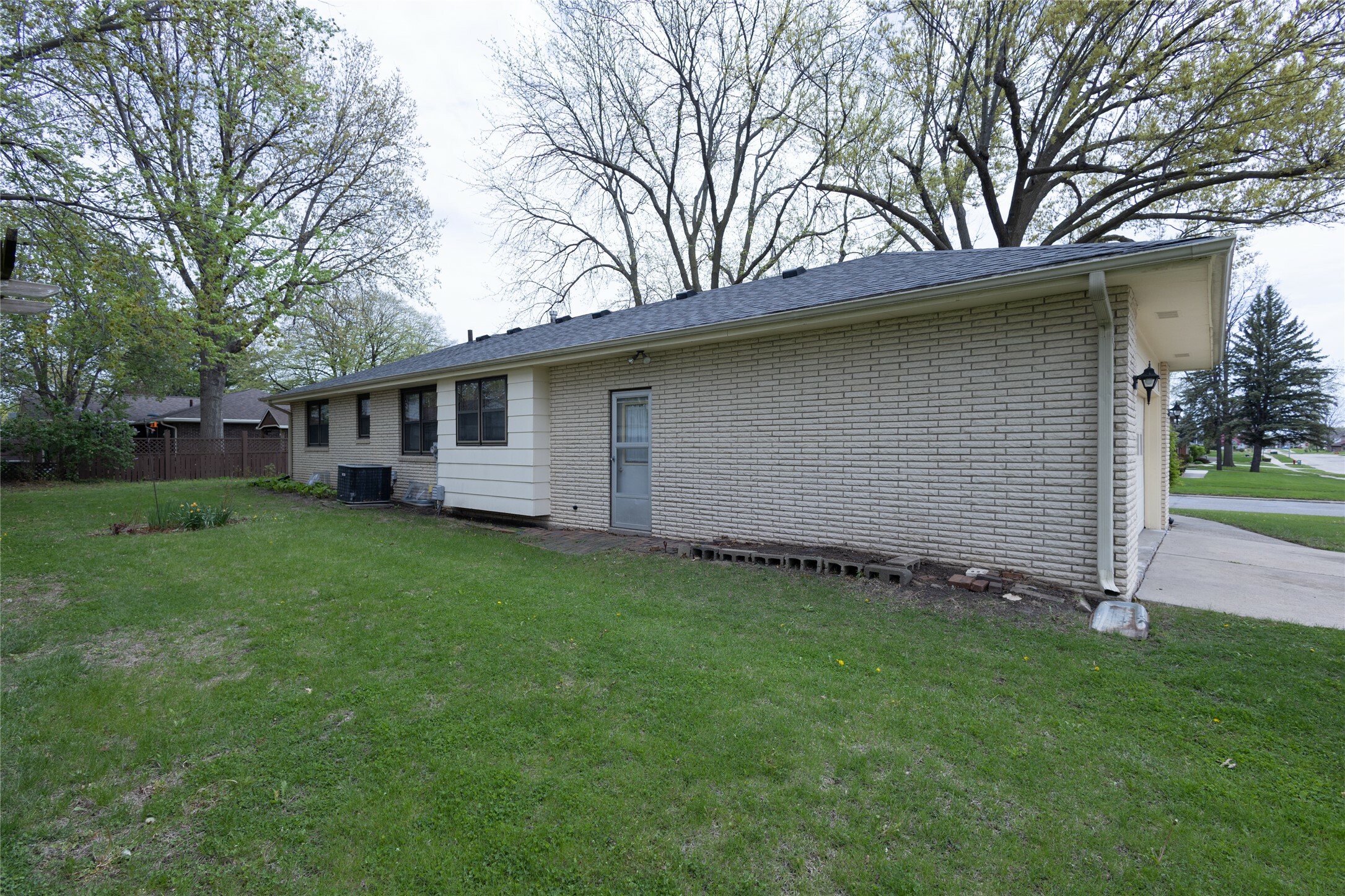 Property Photo: 1606 N 8th Avenue E IA 50208