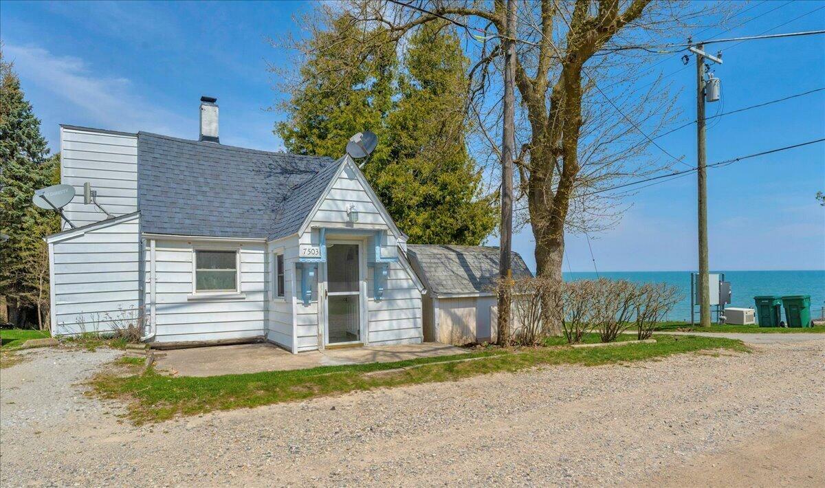 Property Photo: 7226 Lakeview Drive MI 48450-8949