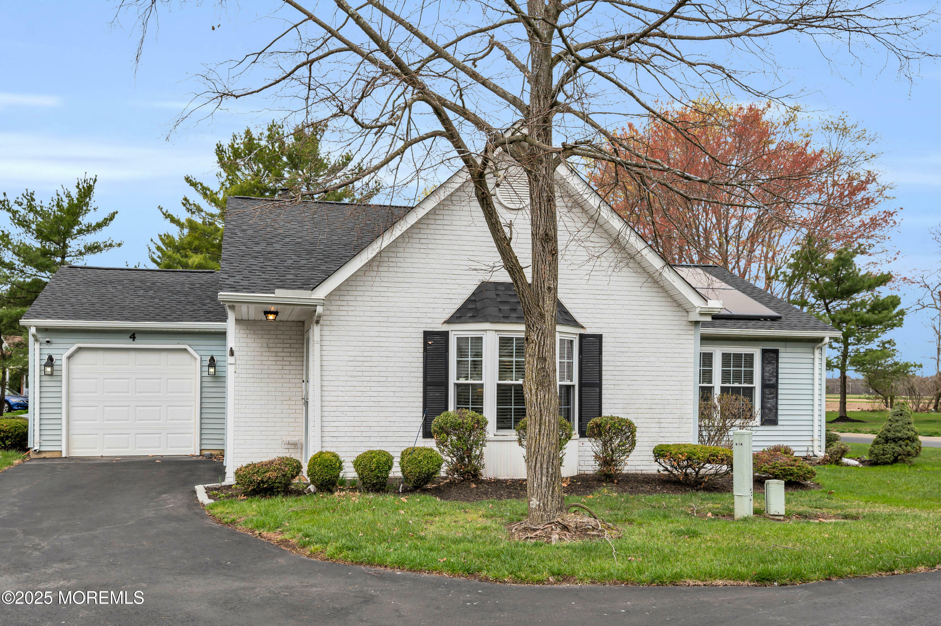 Property Photo: 4 Edgeware Close 1000 NJ 07728
