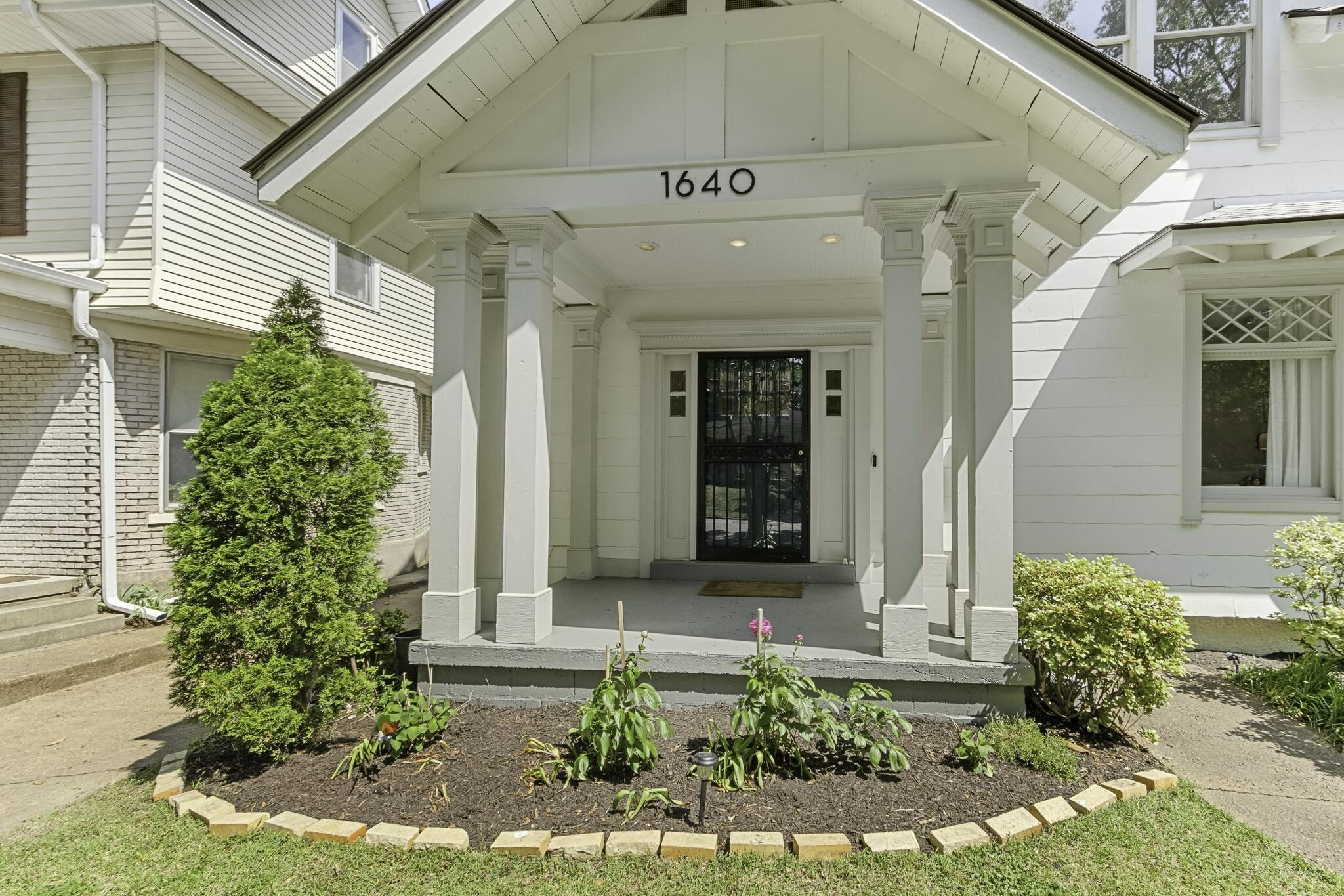 Property Photo: 1640 Eastmoreland Ave TN 38104