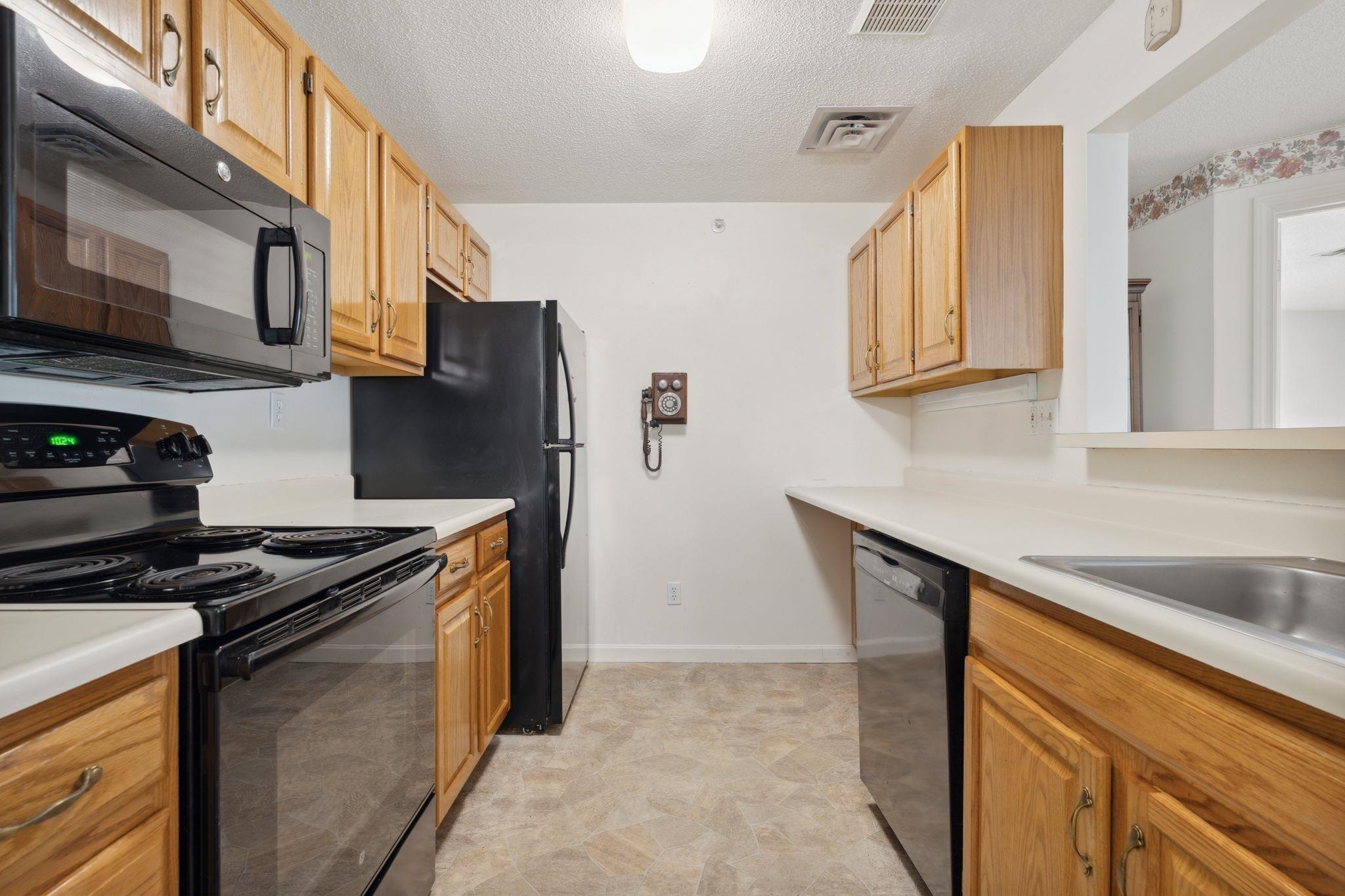 Property Photo: 3 Mayfair Lane NH 03063
