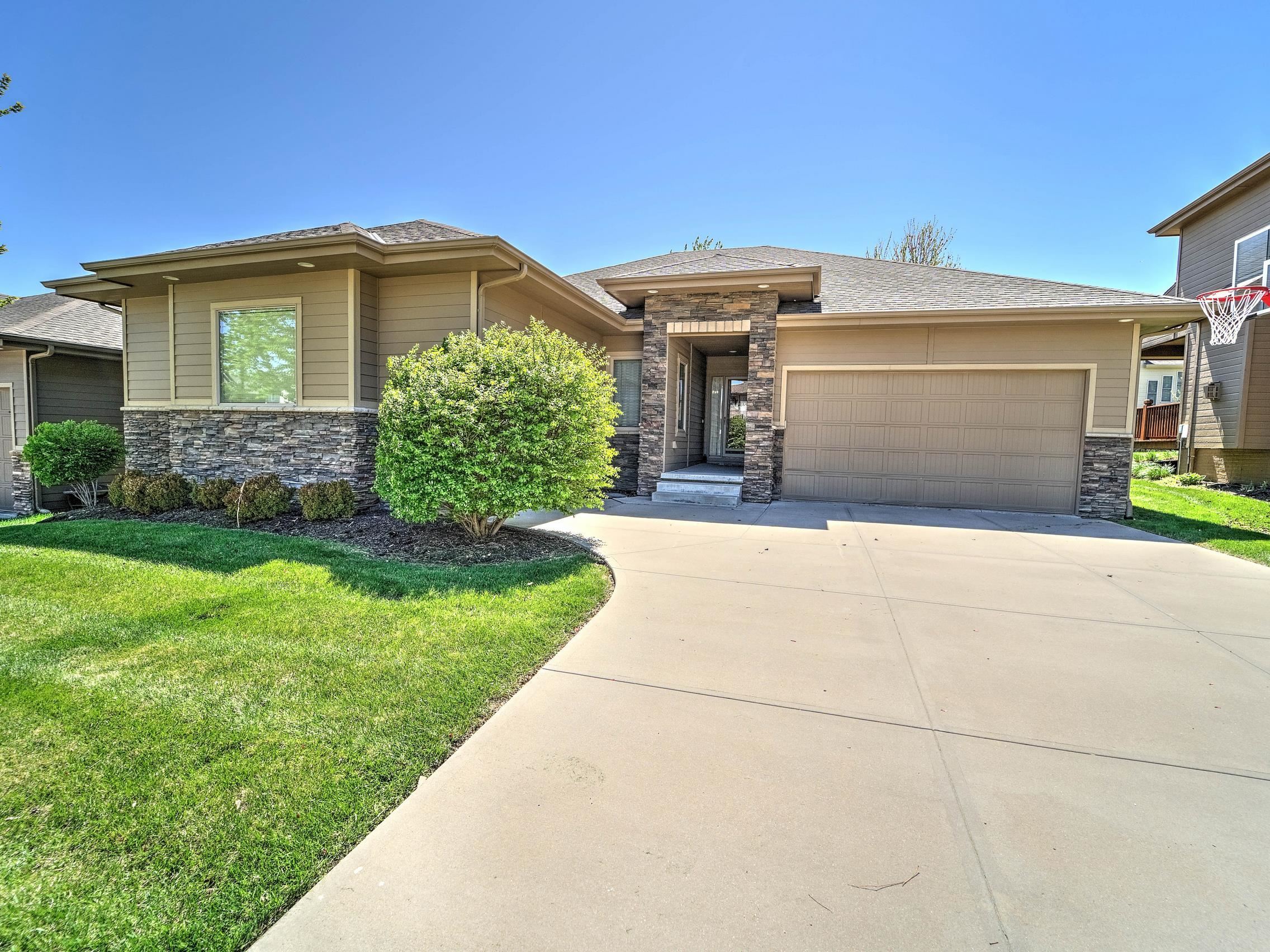 Property Photo: 18251 Farnam Street NE 68022