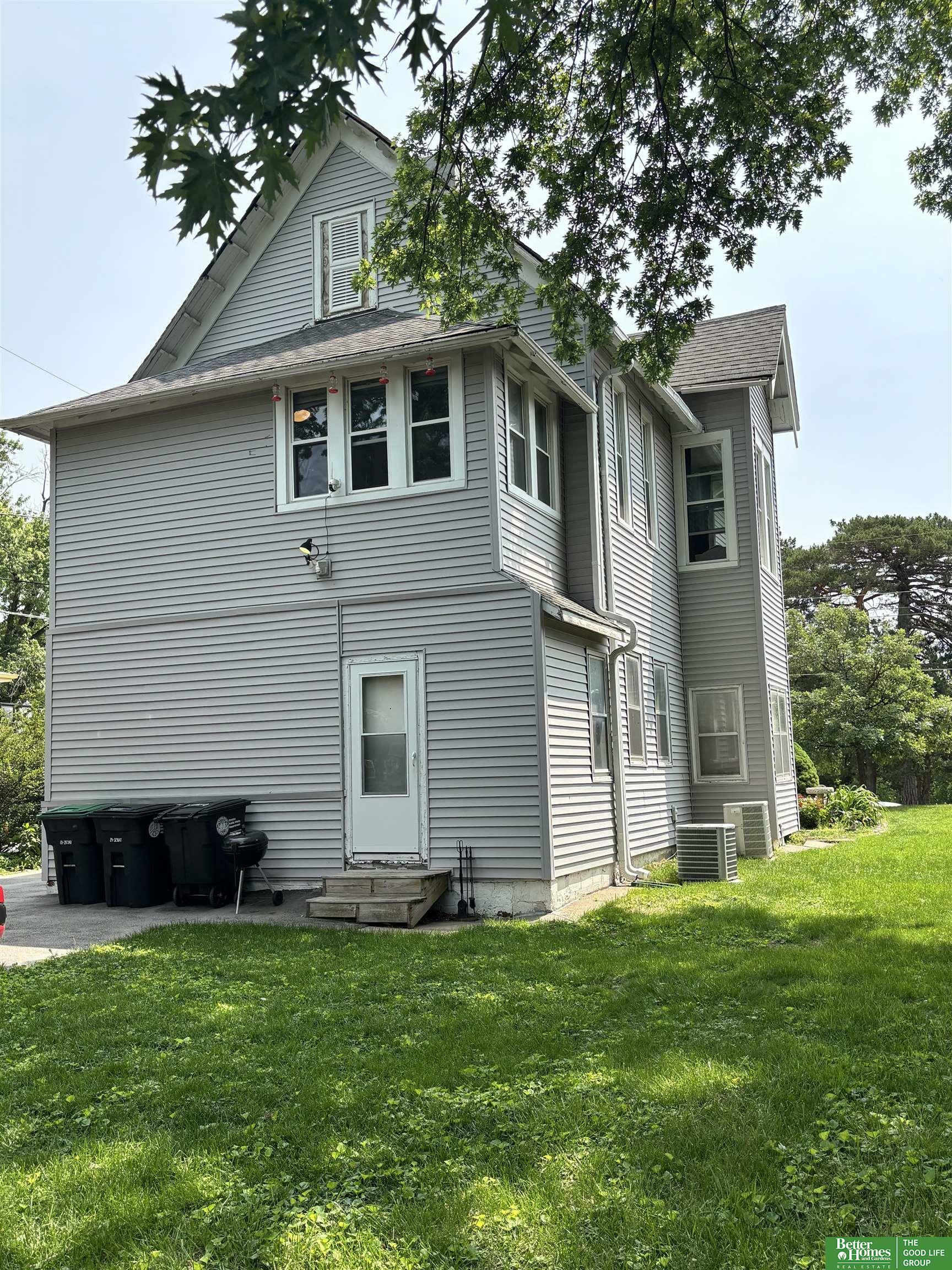 Property Photo: 1510 S 32 Avenue NE 68105