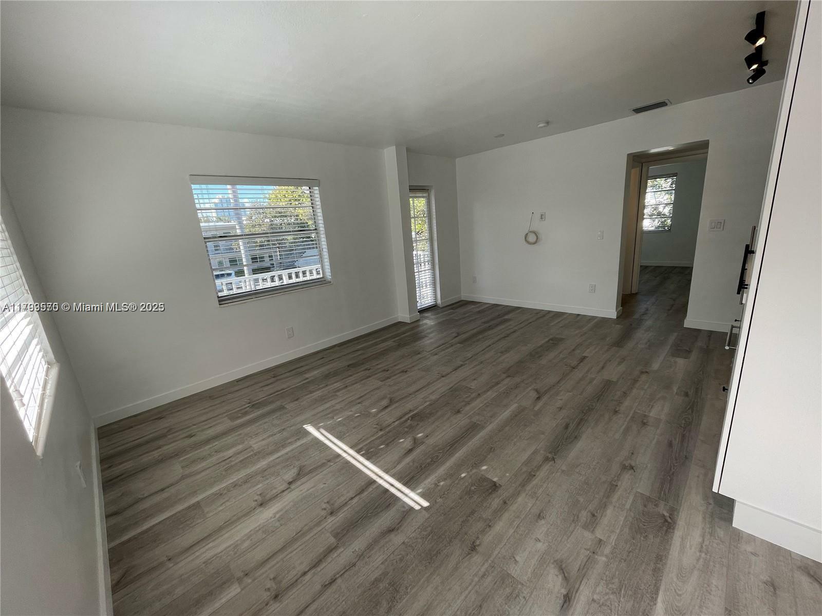 Property Photo: 323 Washington Ave 7 FL 33139