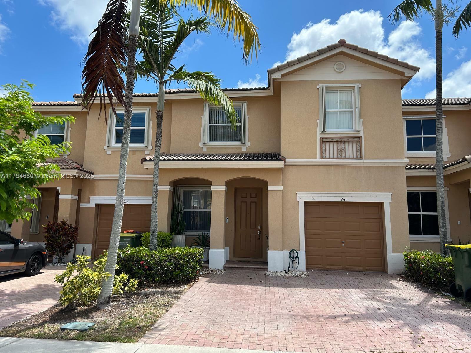 Property Photo: 941 NE 42nd Ave FL 33033