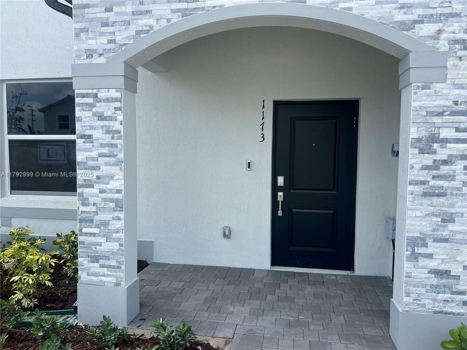 Property Photo: 1173 SE Palm Ter FL 33034