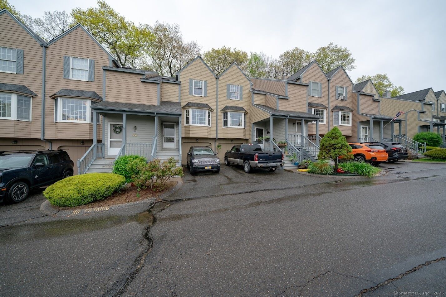 Property Photo:  46 Edgewood Street Apt 37  CT 06076 