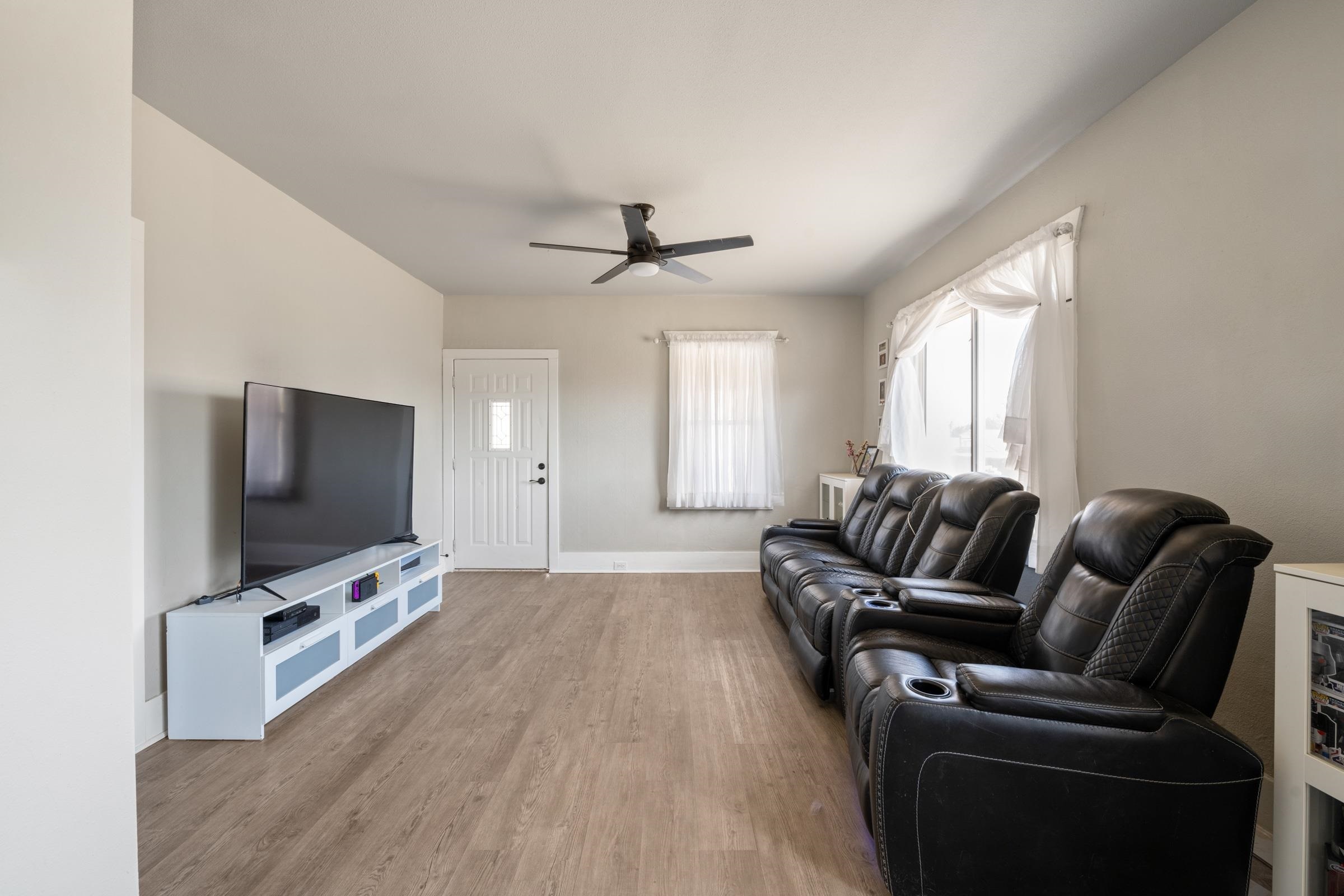 Property Photo:  301 Maxwell St  WA 99122 