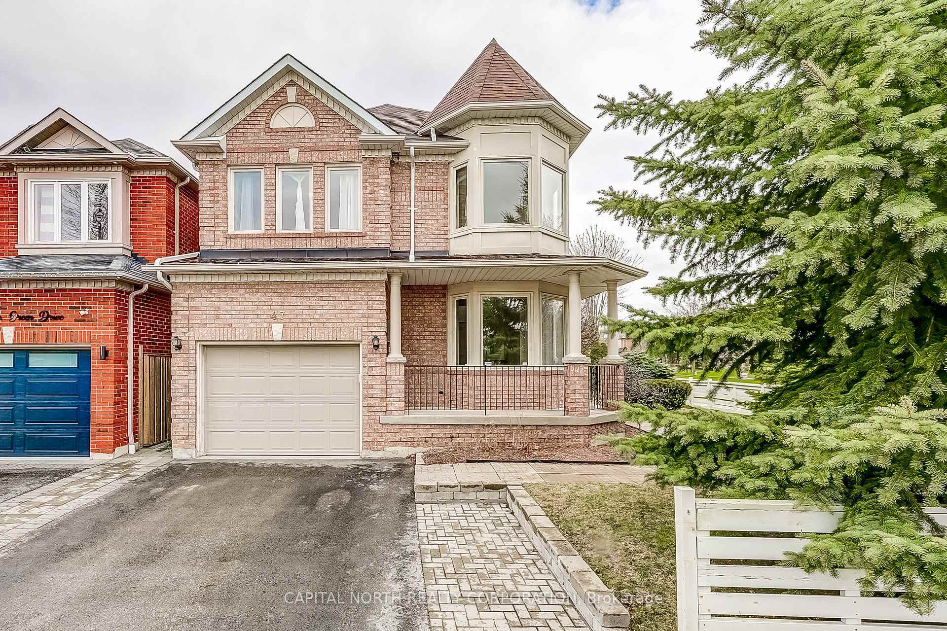 Property Photo: 47 Castle Green Drive ON L1R 2P9