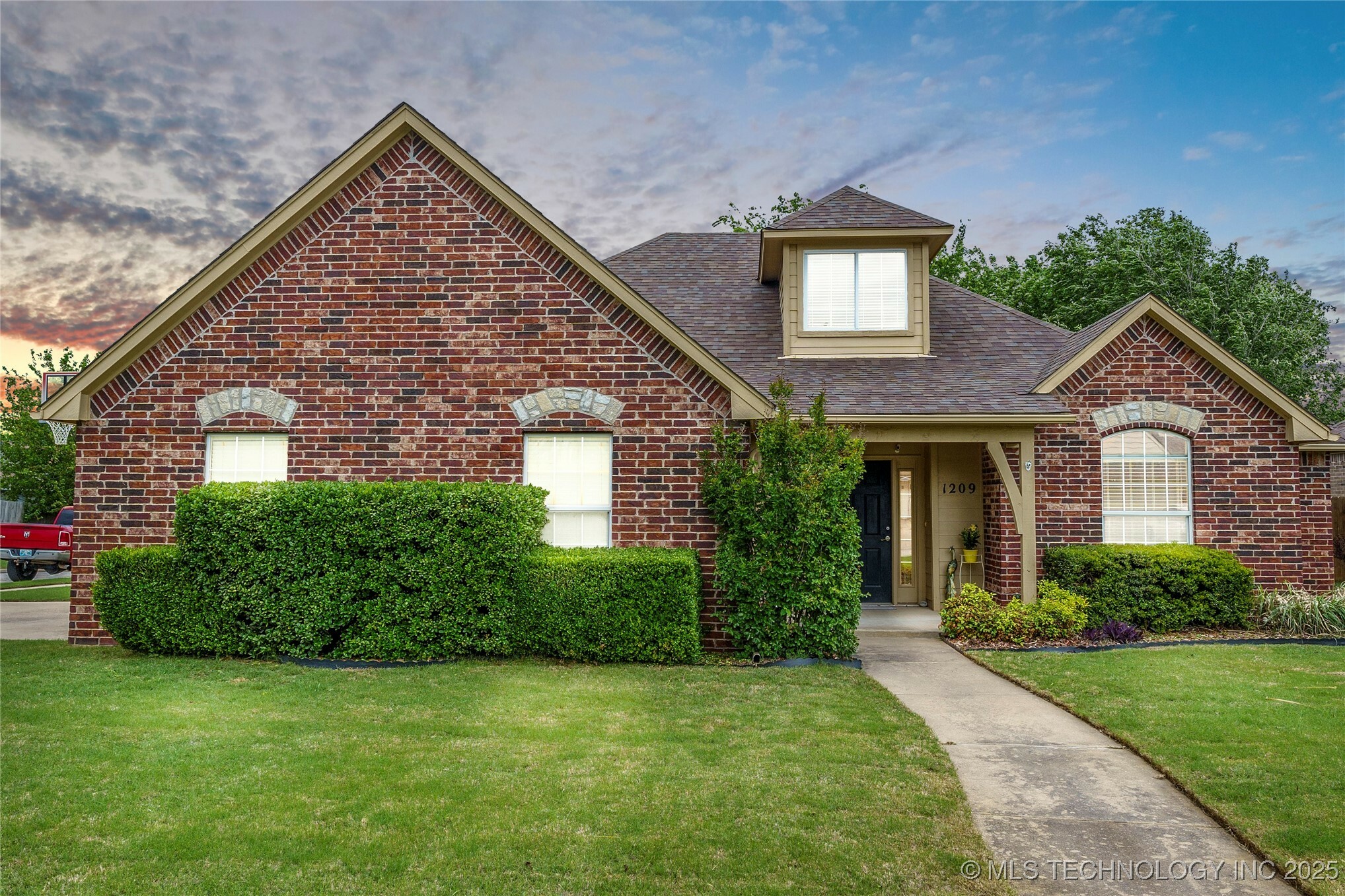 Property Photo:  1209 E 146th Street S  OK 74033 