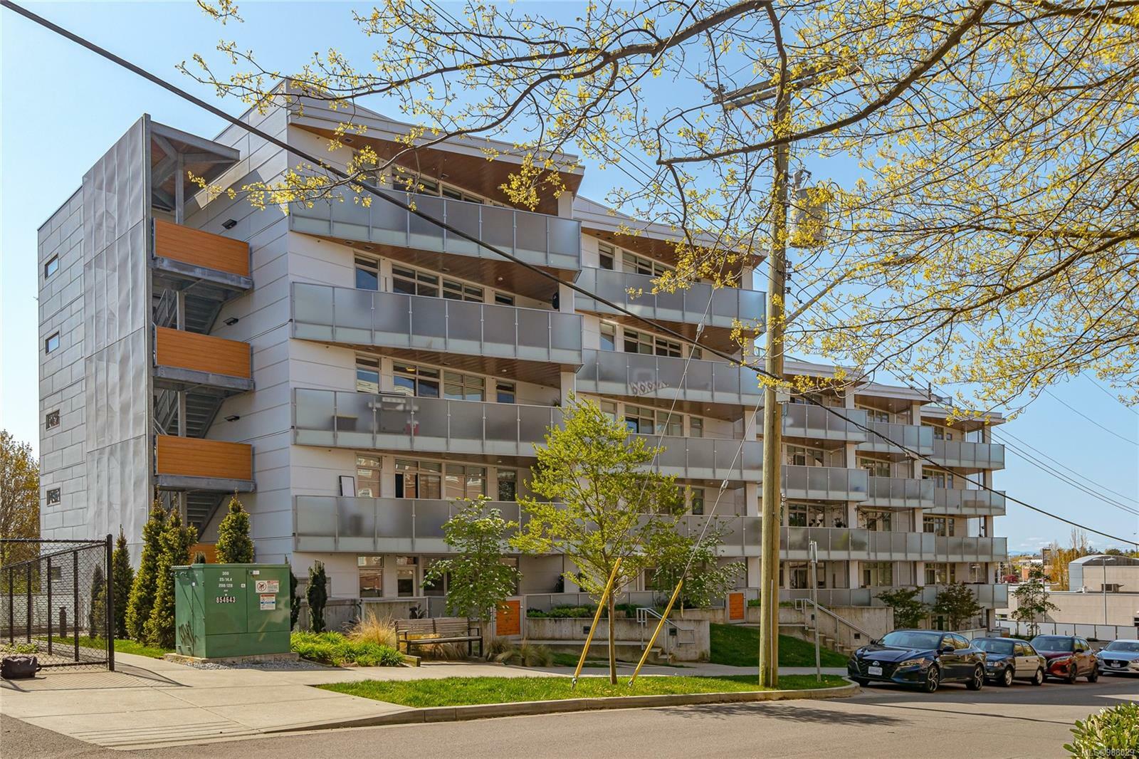 Property Photo: 881 Short St 207 BC V8P 2L3