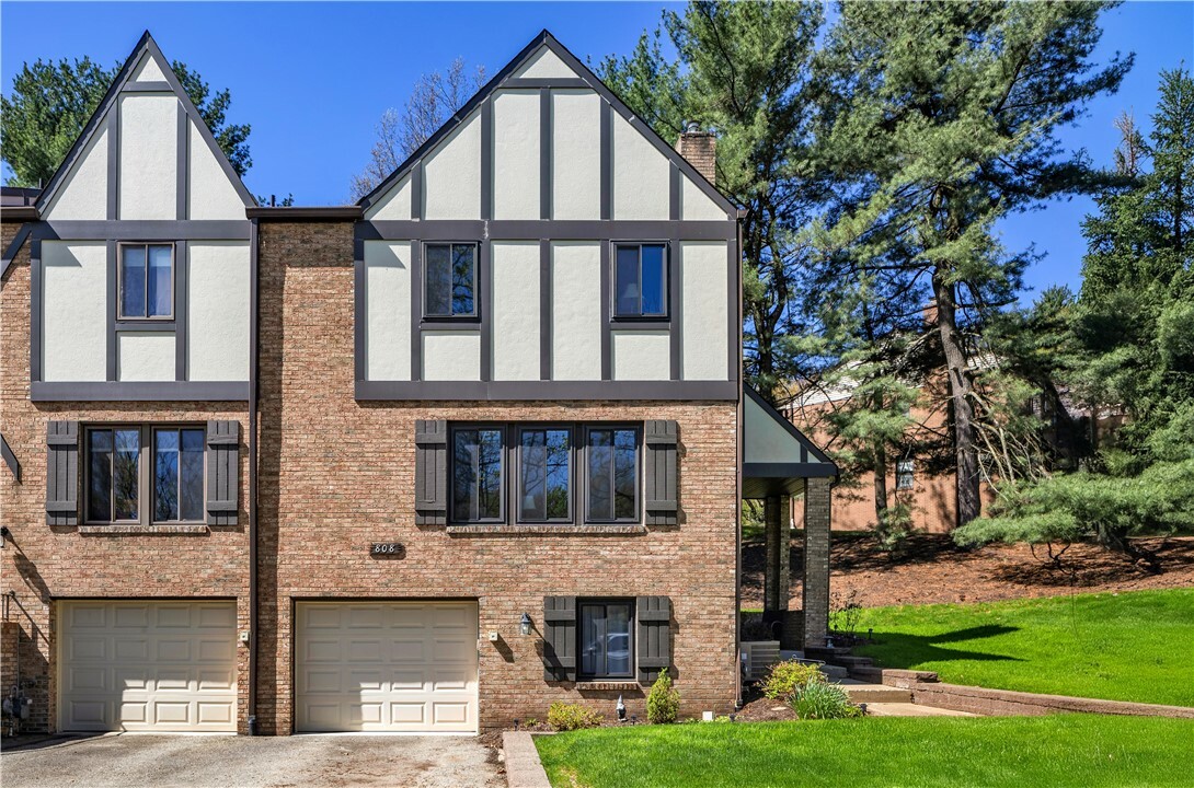 Property Photo: 808 Olde Ingomar Court PA 15237
