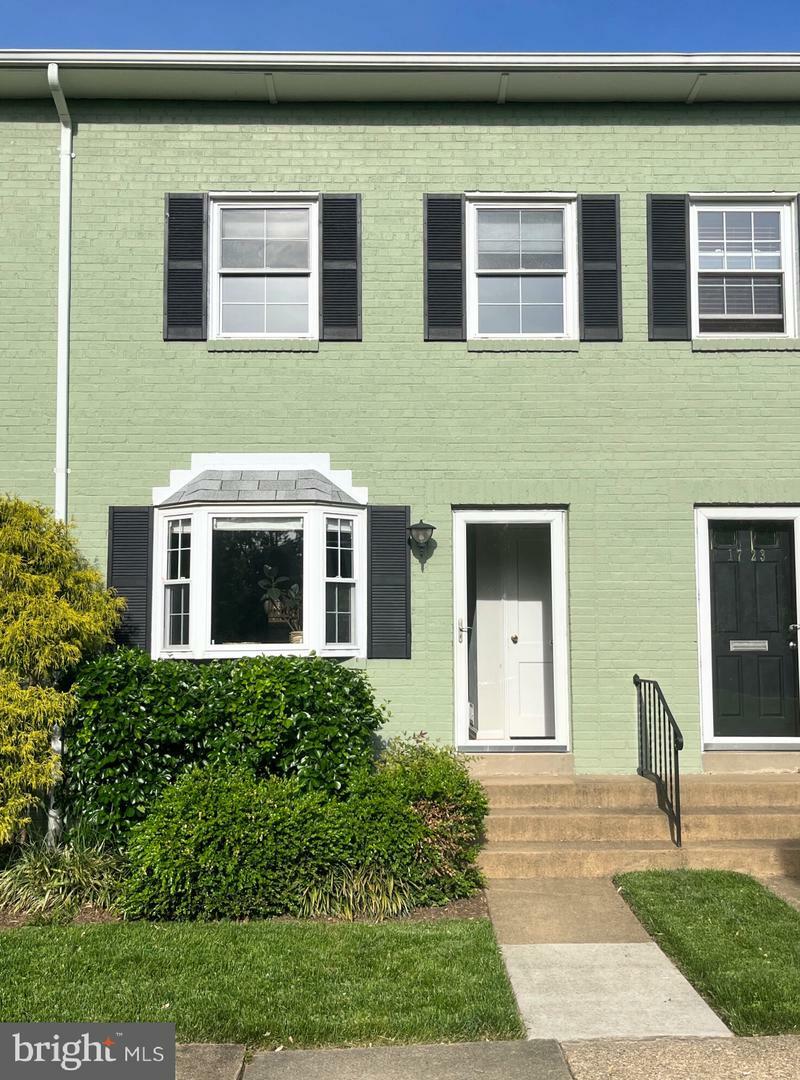 Property Photo: 1725 N Cliff Street VA 22301