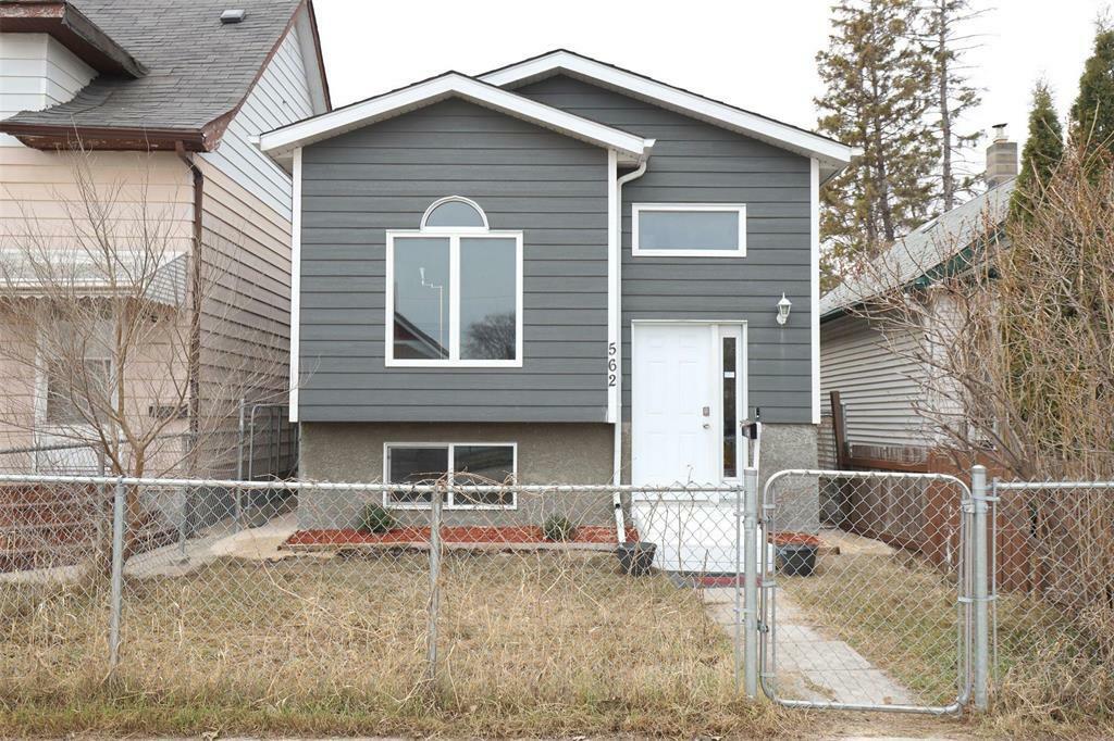 Property Photo: 562 Jamison Avenue MB R2K 1N4
