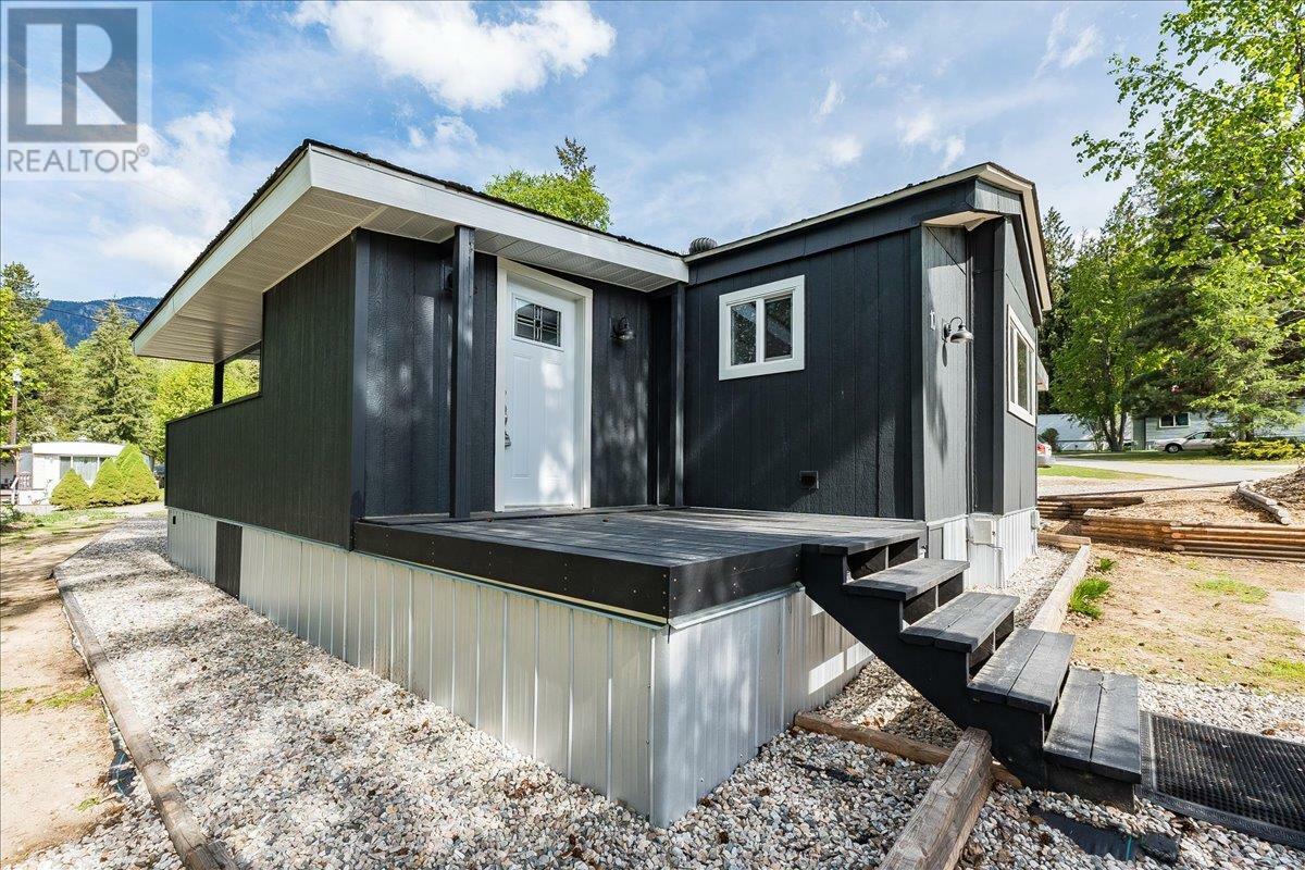 Property Photo: 3969 Broadwater Road 10 BC V1N 4V5