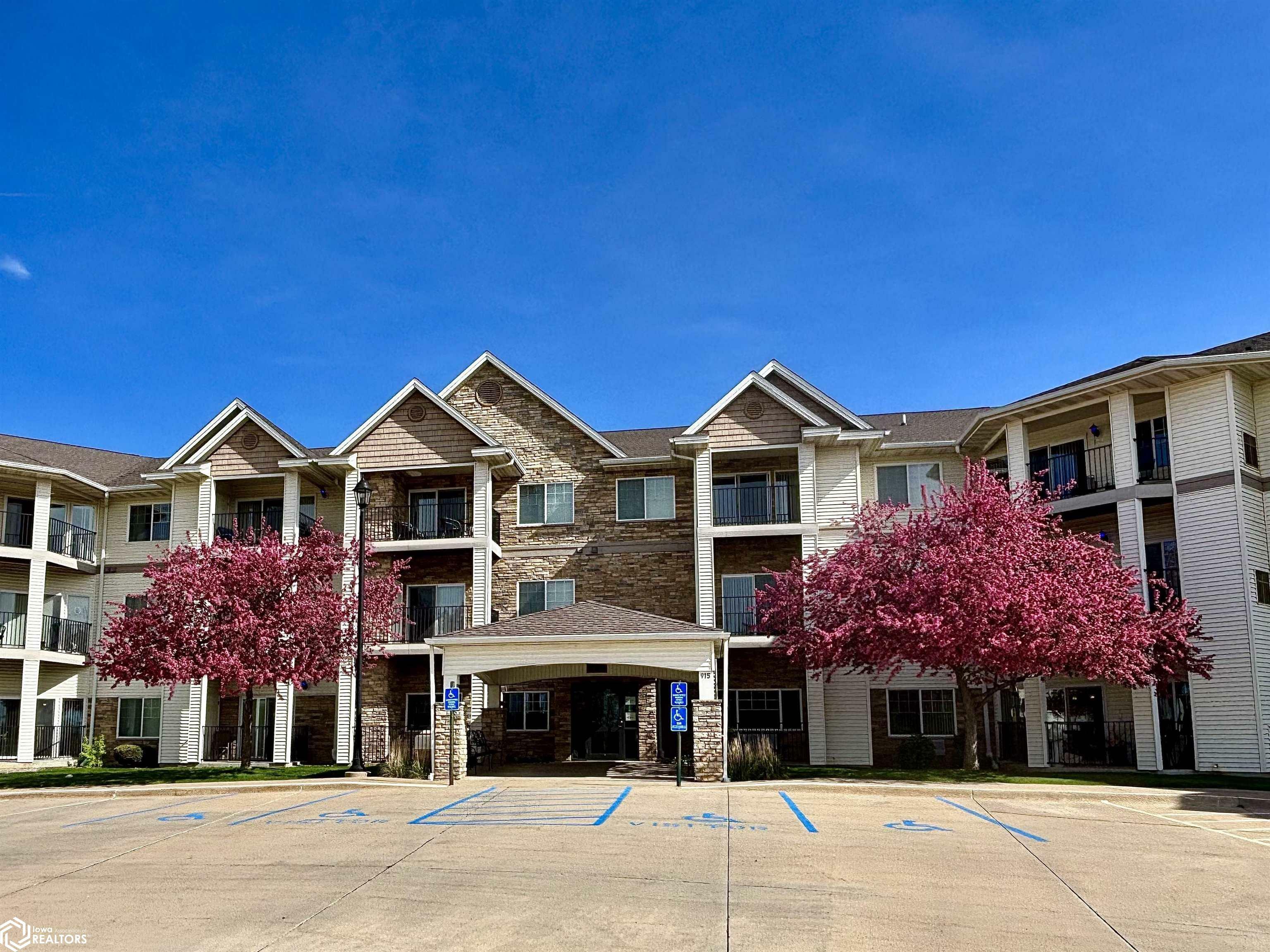 915 W Merle Hibbs Boulevard 209  Marshalltown IA 50158 photo