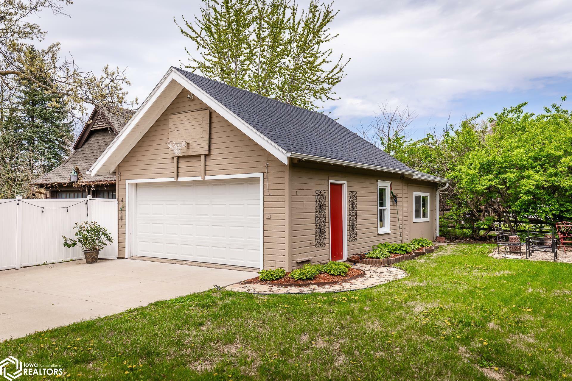 Property Photo: 911 W Church Street IA 50158