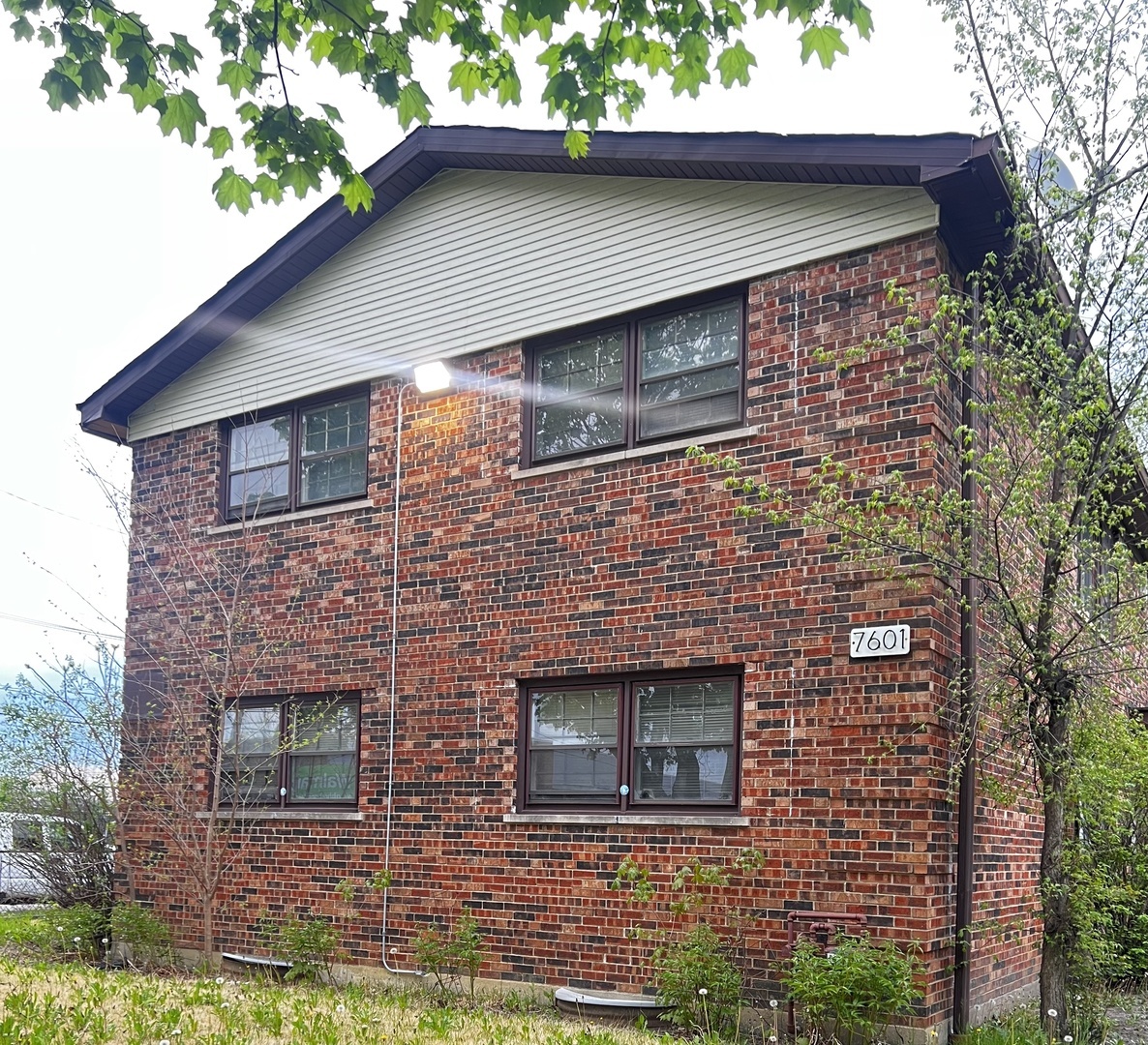 Property Photo: 7601 S Laflin Street 1E IL 60620