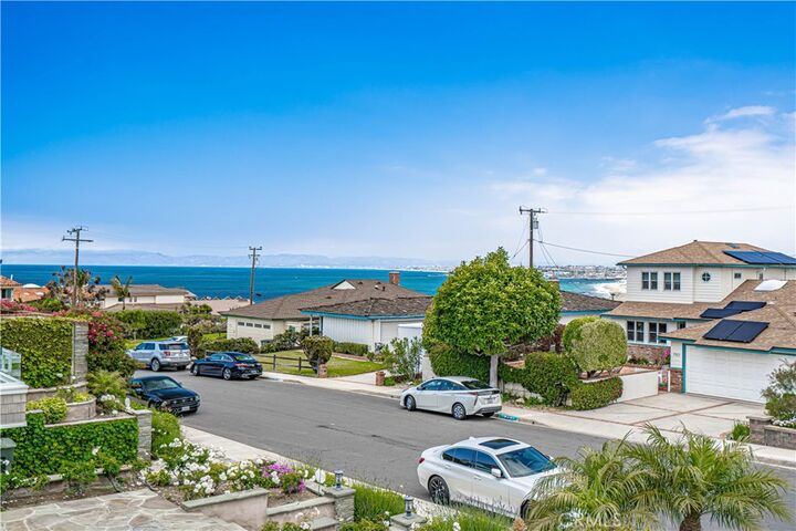 Property Photo: 206 Calle De Sirenas CA 90277