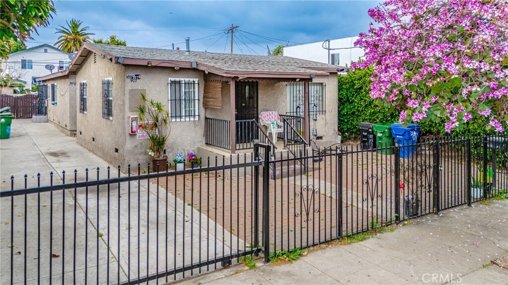 907 E 109th Place  Los Angeles CA 90059 photo