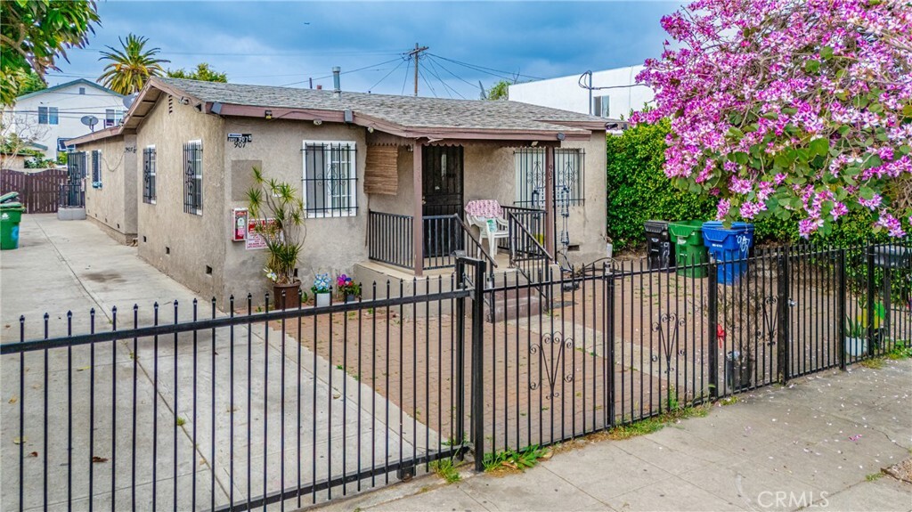 Property Photo:  907 E 109th Place  CA 90059 